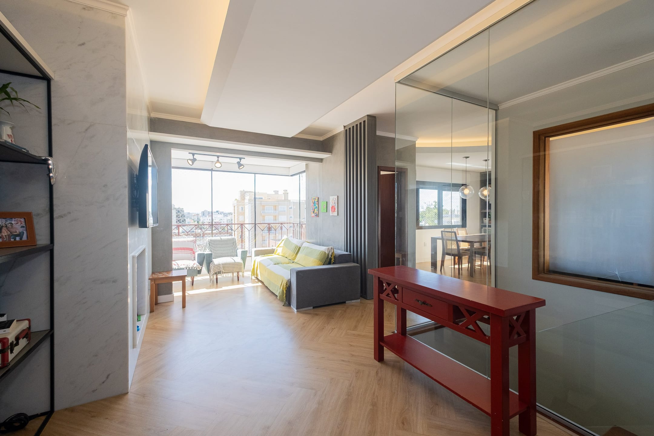 Cobertura mobiliada à venda em Pelotas com 223m², 4 quartos, terraço com espera para piscina, lareira e 2 vagas no Edifício Palladio.