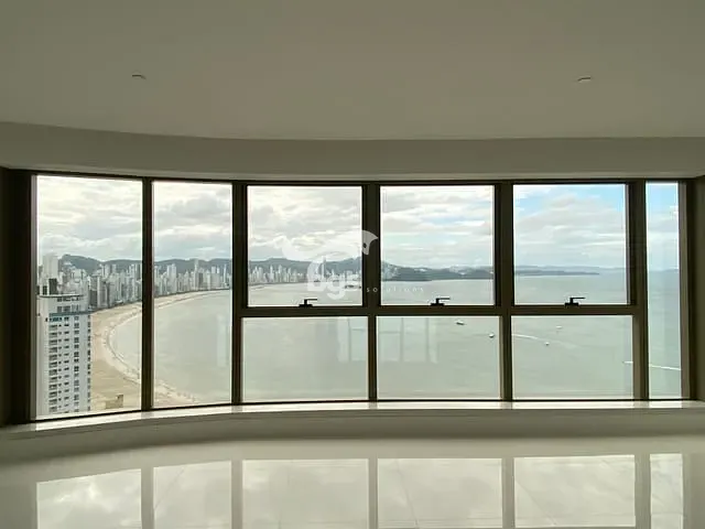 Apartamento com 370m² 4 quartos e 5 banheiros, à venda, no bairro Centro em Balneário Camboriú