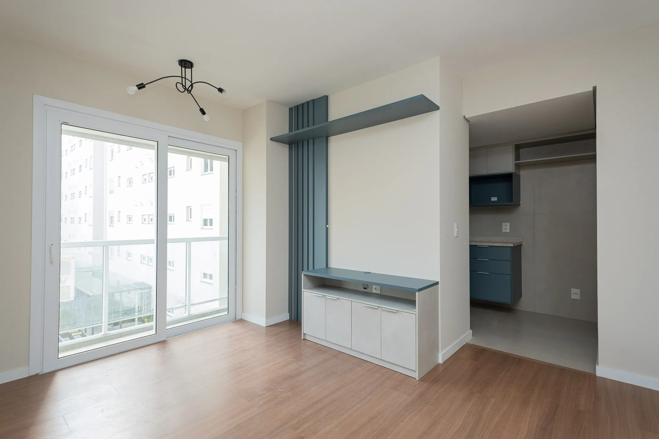 Excelente Apartamento Semimobiliado no Residencial Viver Quartier - 57 m², 2 quartos, sacada com churrasqueira, ótima iluminação natural, Pelotas, RS.