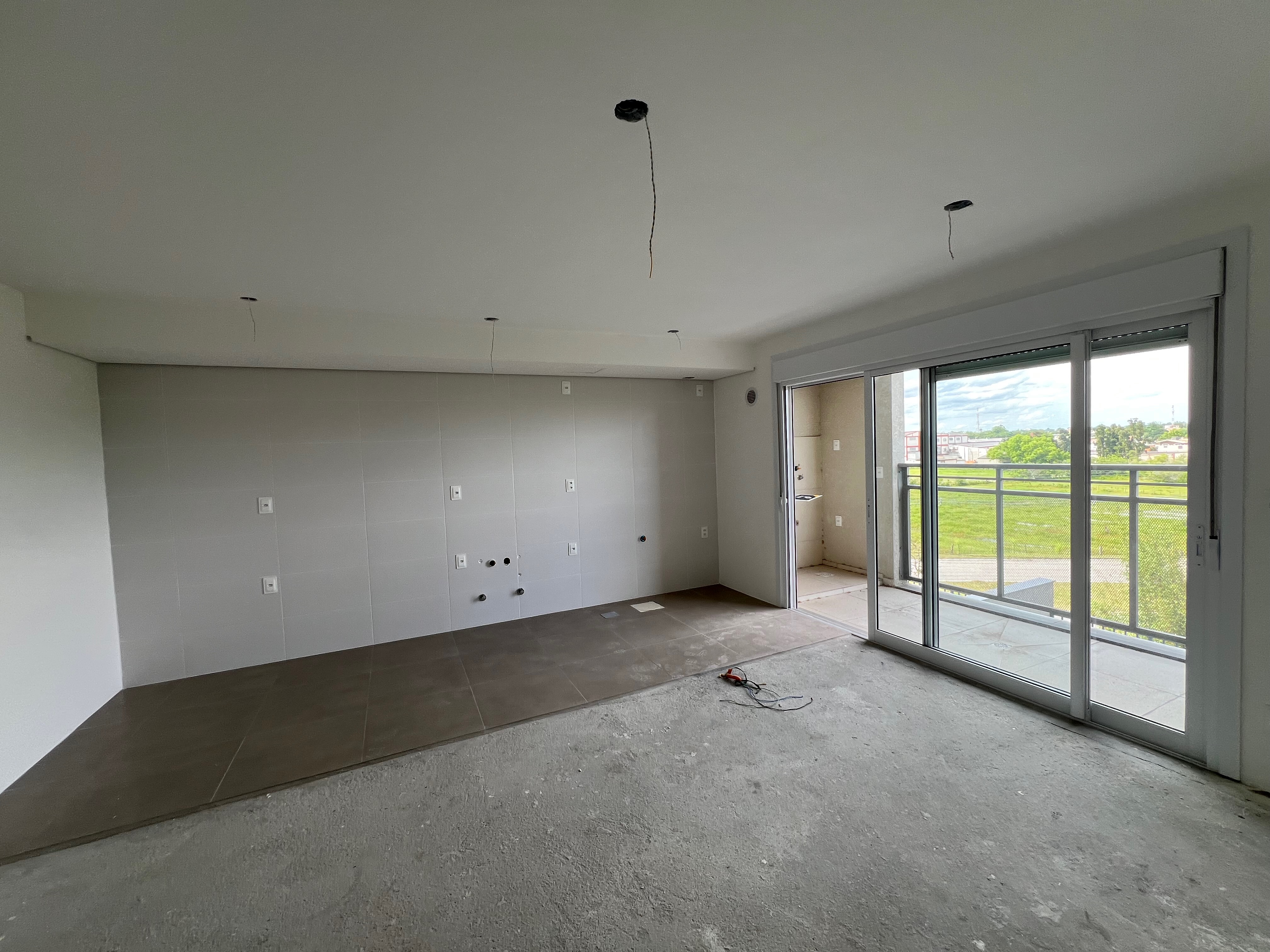 Apartamento à venda no  Smart Connection, Areal - com 66 m², 2 quartos (sendo 1 suíte), sacada com churrasqueira e vaga.