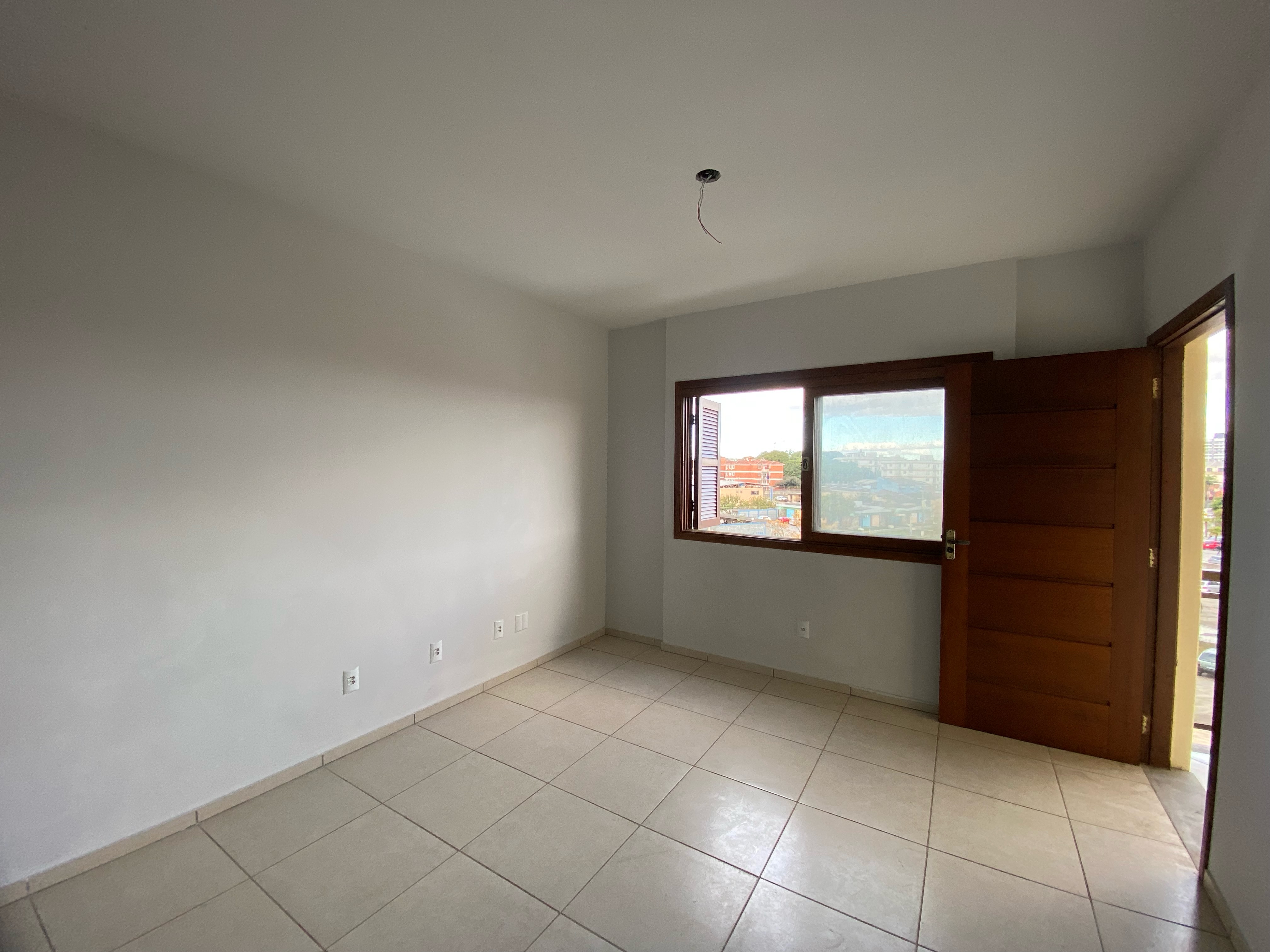 Apartamento à venda no Edifício Dom Willy, Zona Norte de Pelotas - 138 m², 3 quartos (sendo 1 suíte), piso porcelanato e ampla sacada.