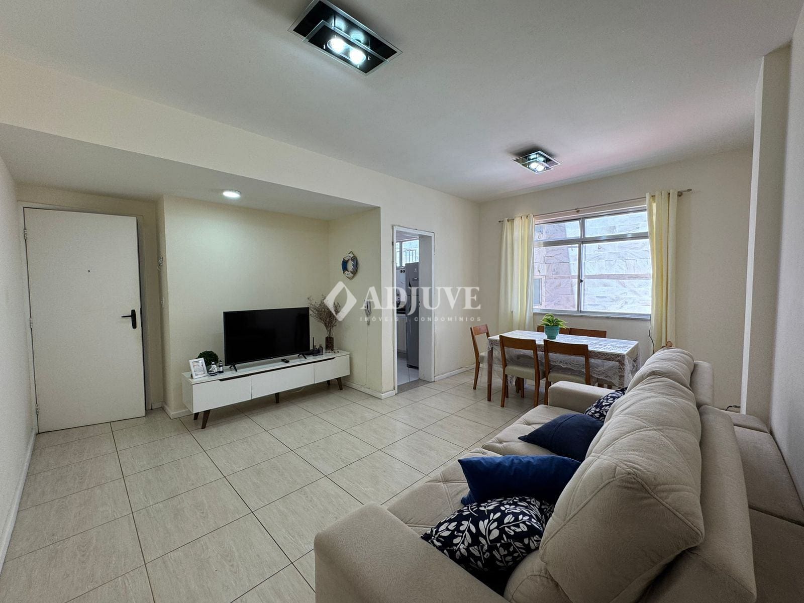 Apartamento à venda com 2 quartos, 70m² - Foto 2