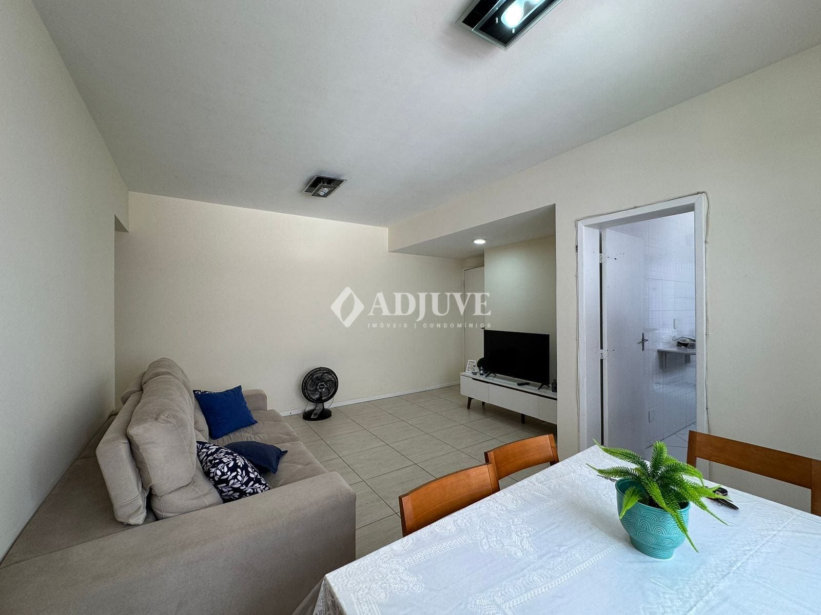 Apartamento à venda com 2 quartos, 70m² - Foto 3