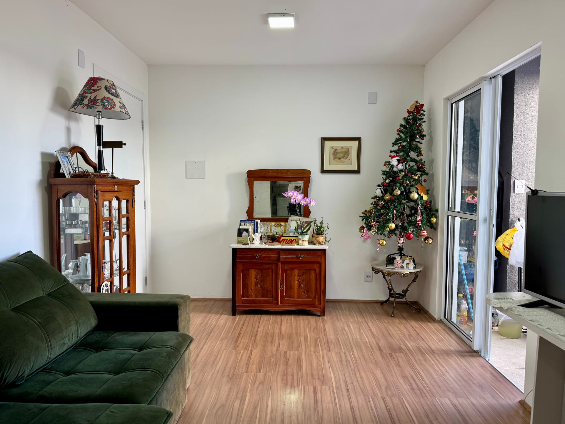 Apartamento à venda no Connect JK, Centro - 50 m², 2 quartos (sendo 1 suíte), sacada com churrasqueira e vaga de estacionamento.