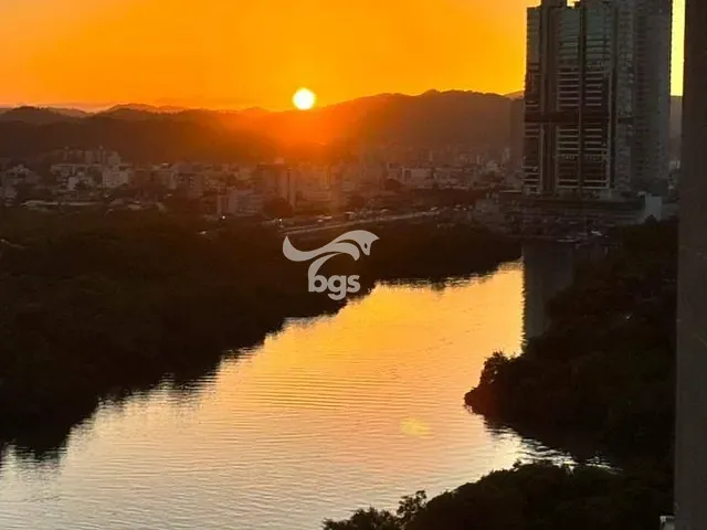 Apartamento com 189m² 3 quartos e 4 banheiros, à venda, no bairro Centro em Balneário Camboriú