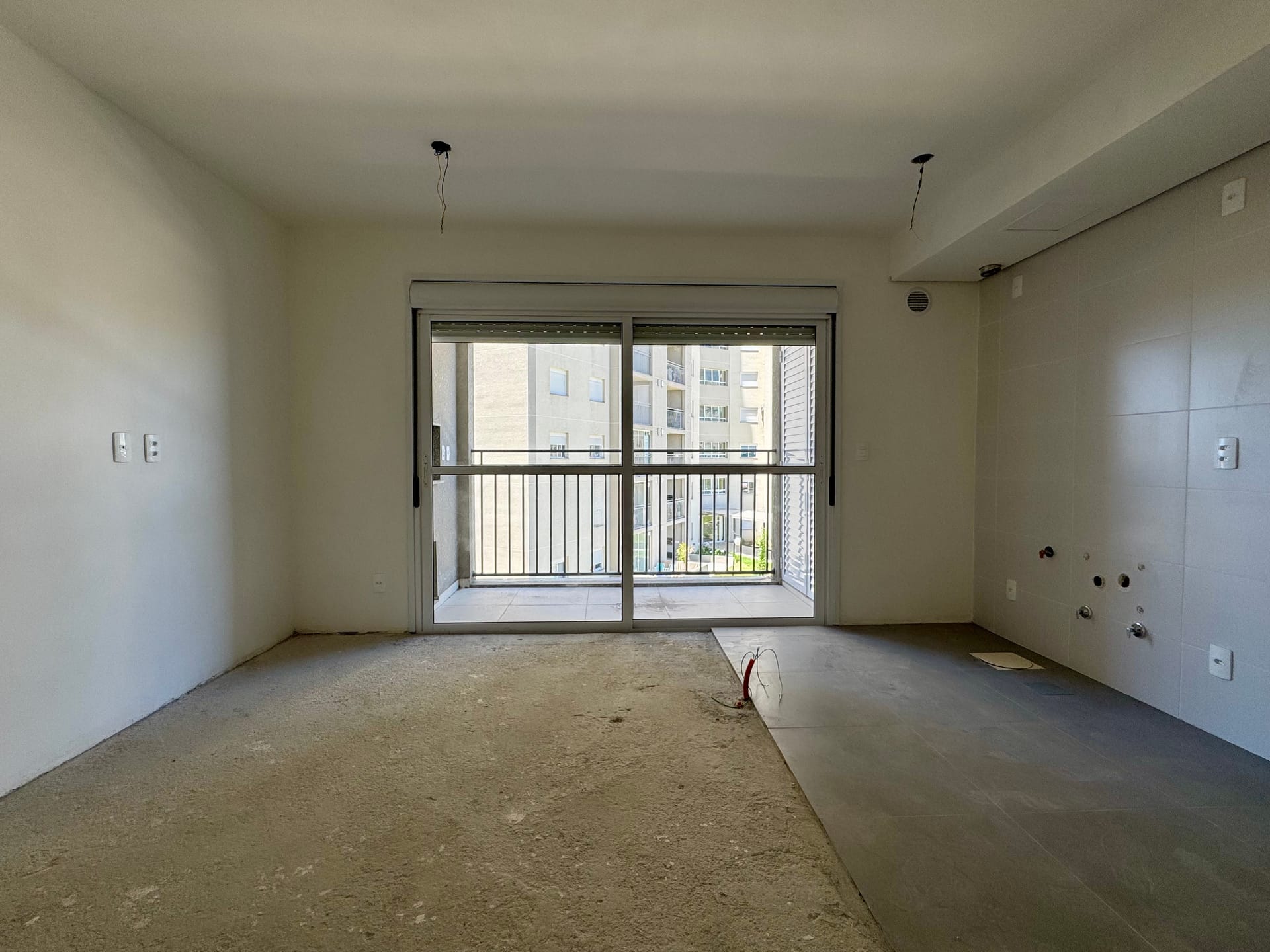 Apartamento à venda no Smart Urban Club, Areal - 62 m², 2 quartos (sendo 1 suíte), sacada com churrasqueira em condomínio completo.