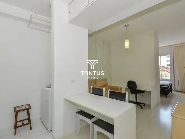 Apartamento 1 quarto e 1 banheiro, para alugar, no bairro Centro em Curitiba