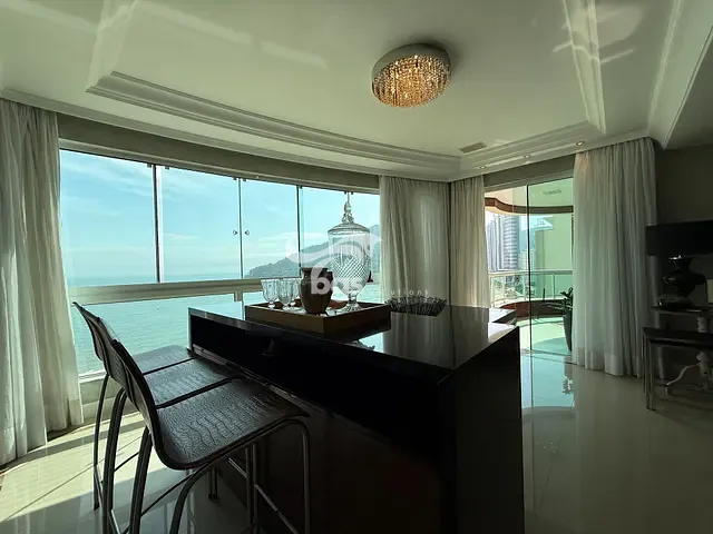 Apartamento com 235m² 4 quartos e 5 banheiros, à venda, no bairro Centro em Balneário Camboriú