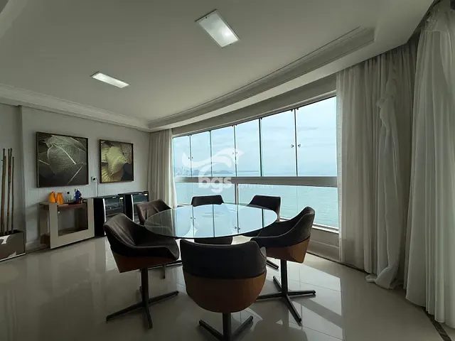 Apartamento com 235m² 4 quartos e 5 banheiros, à venda, no bairro Centro em Balneário Camboriú