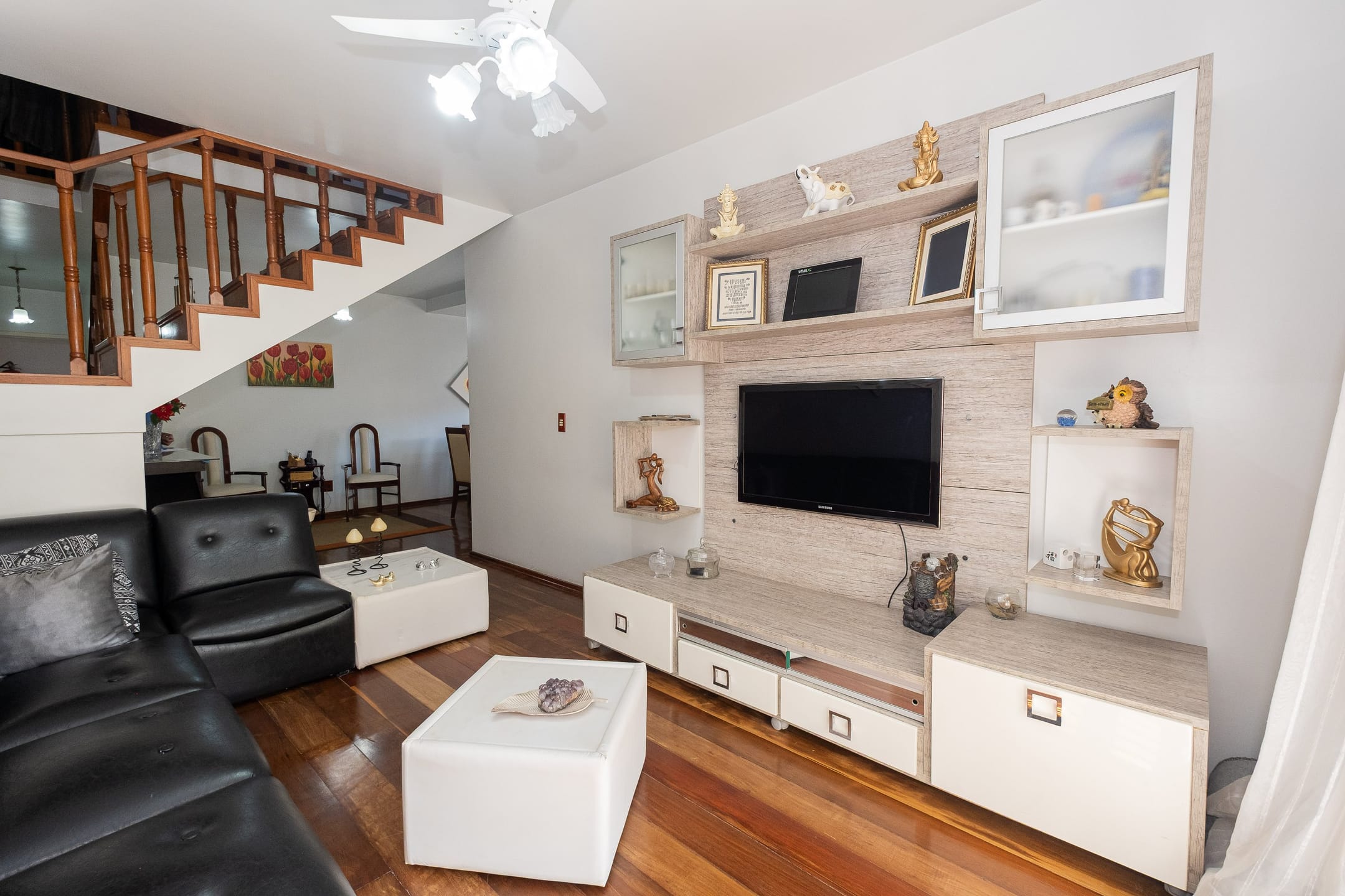 Apartamento mobiliado à venda na Deodoro, centro de Pelotas - com 220 m², 4 quartos (sendo 1 suíte com closet), sacada e vaga de garagem.