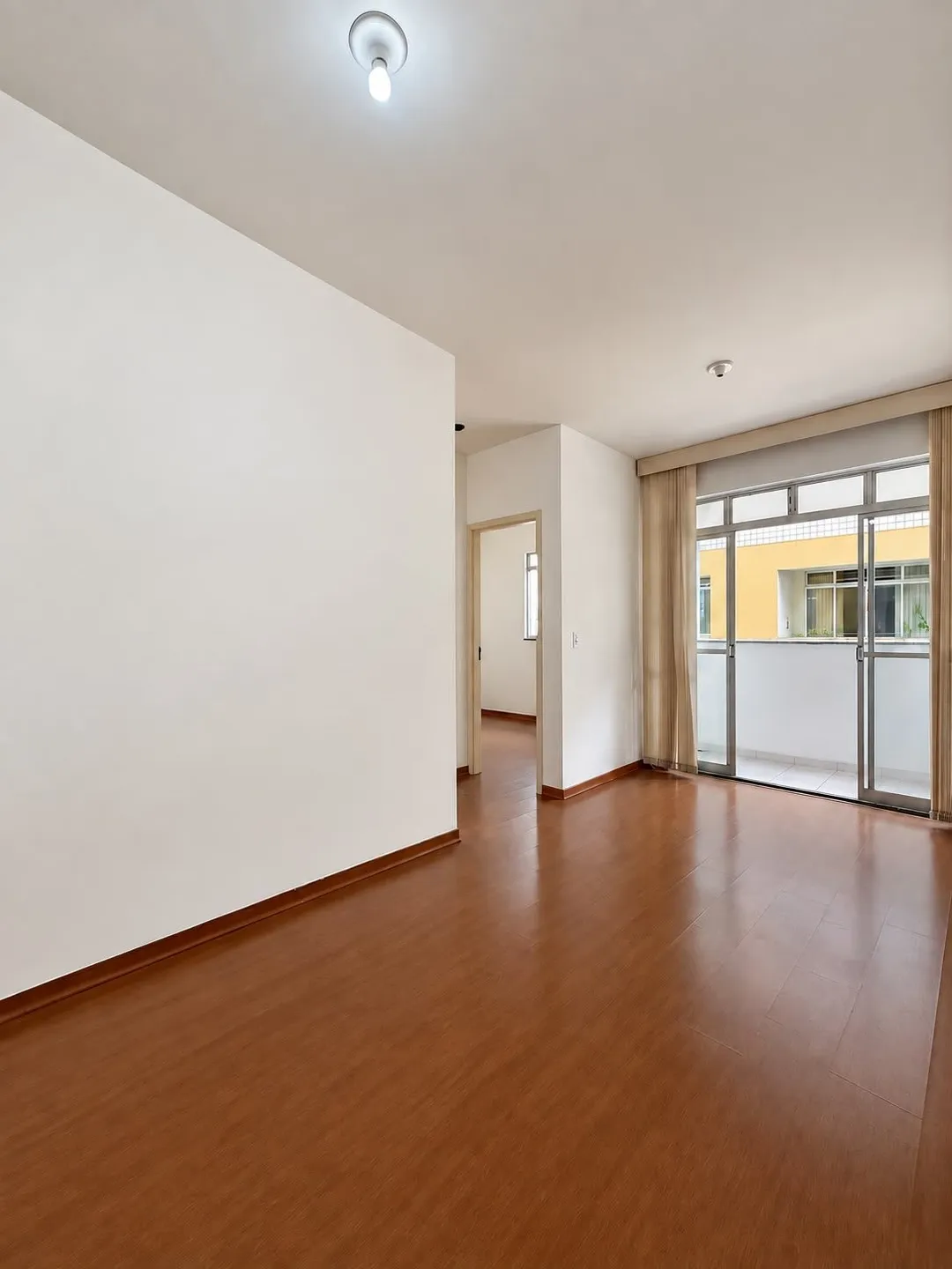 Apartamento 2 q com varanda 1 vaga de garagem coberta