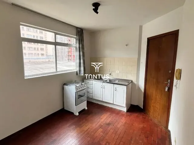 Apartamento 1 quarto e 1 banheiro, para alugar, no bairro Centro em Curitiba
