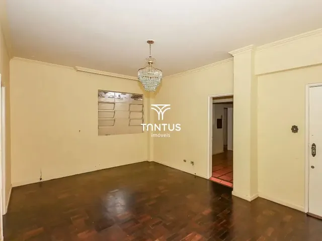 Apartamento 3 quartos e 2 banheiros, para alugar, no bairro Centro em Curitiba