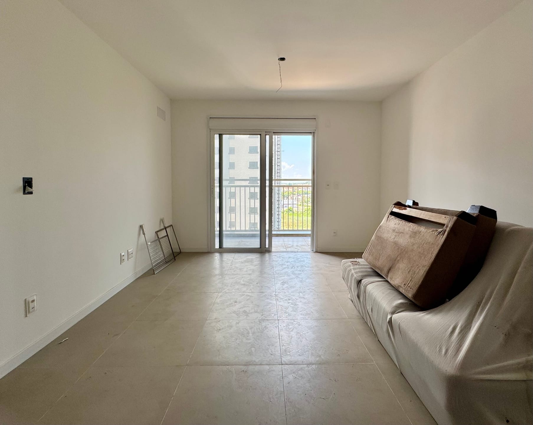 Apartamento à venda no Smart Park Residence, centro - 73 m², 2 quartos (sendo 1 suíte), sala ampla com sacada e churrasqueira e vaga de garagem coberta.