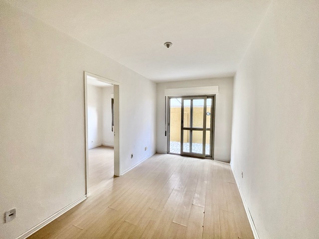 Foto do Apartamento - Apartamento térreo à venda no centro de Pelotas - com 38 m², 1 quarto, piso laminado e ótima posição solar. | UP Imóveis