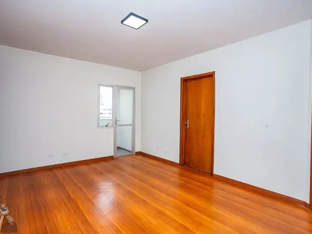 Apartamento 2 quartos e 2 banheiros, para alugar, no bairro Centro em Curitiba