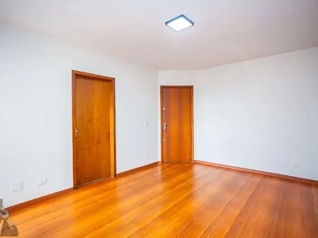 Apartamento 2 quartos e 2 banheiros, para alugar, no bairro Centro em Curitiba