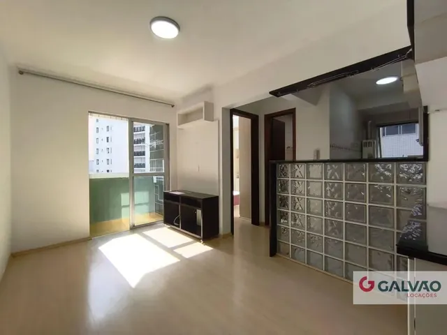 Apartamento 1 quarto e 1 banheiro, para alugar, no bairro Centro em Curitiba