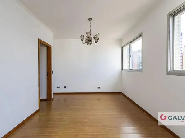 Apartamento 3 quartos e 2 banheiros, para alugar, no bairro Centro em Curitiba