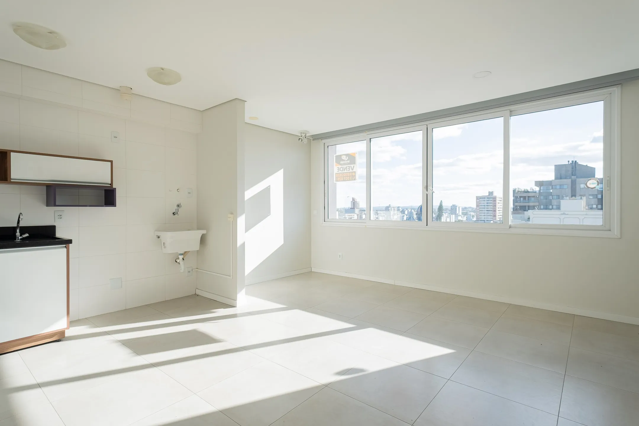 Apartamento à venda e locação no Studio Residence Plus, Centro - 32 m², 1 quarto, andar alto e condomínio com infraestrutura completa.