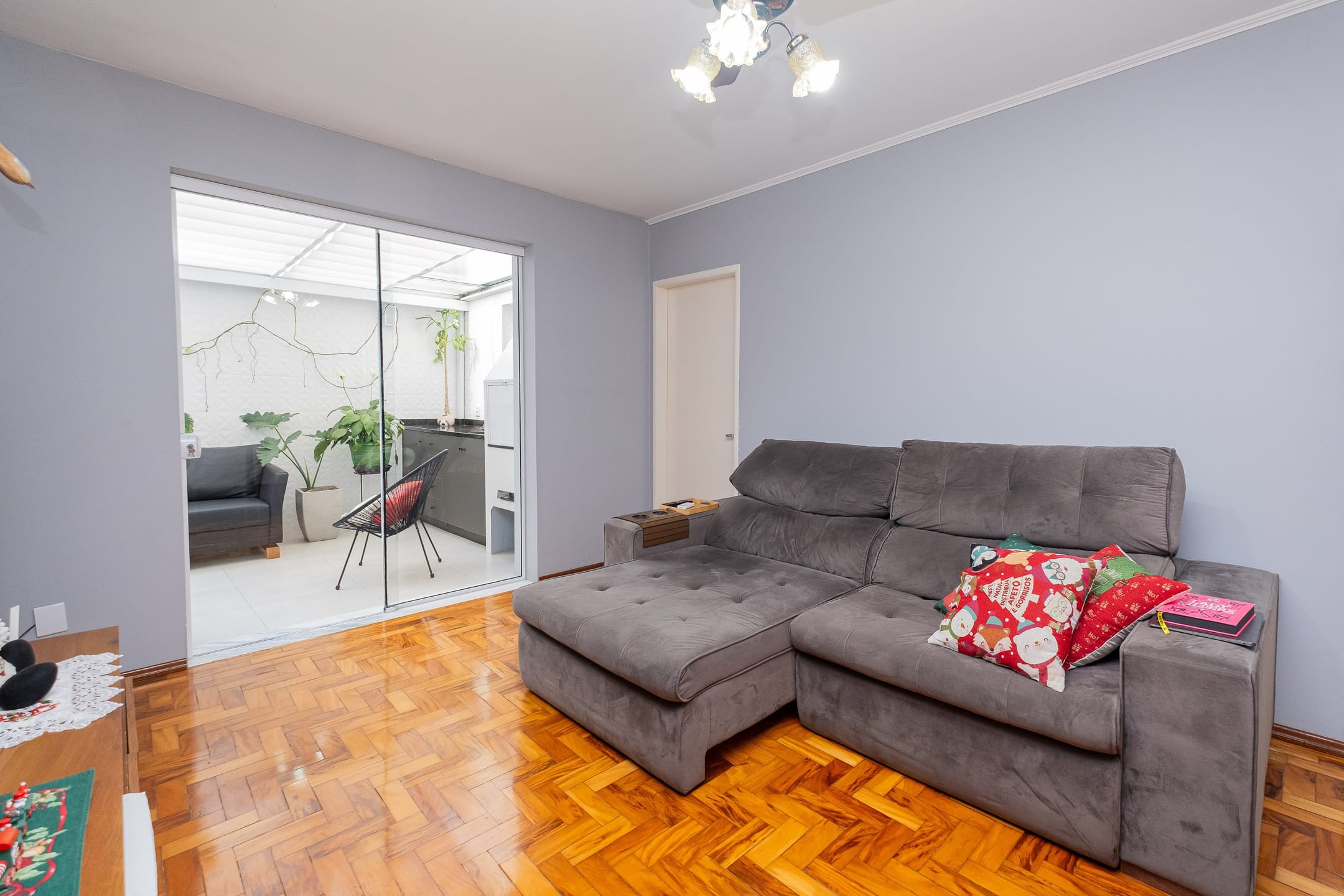 Apartamento mobiliado à venda no Edifício Dona Guilhermina, centro - 87 m², 2 quartos, área gourmet com churrasqueira e vaga de garagem.