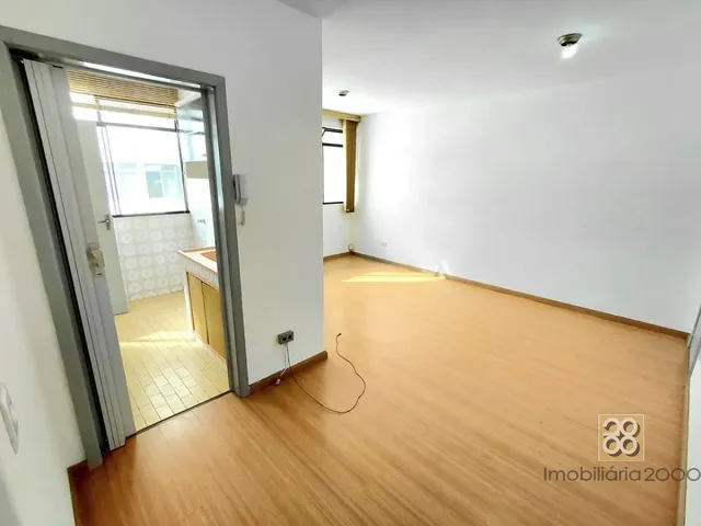 Apartamento 1 quarto e 1 banheiro, para alugar, no bairro Centro em Curitiba