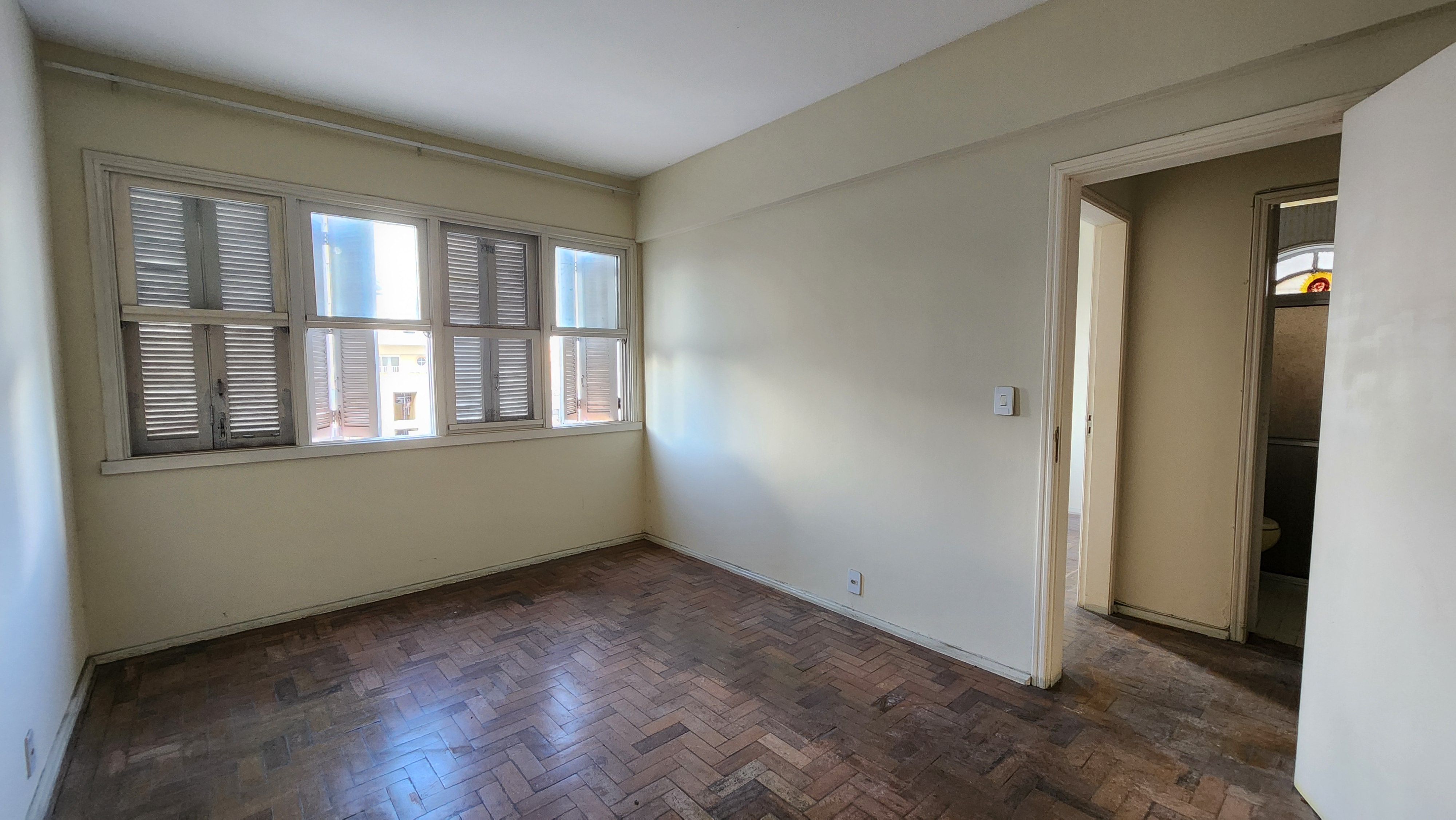 Apartamento à venda no centro de Pelotas - com 75 m², 2 quartos, cozinha com armários e frente Norte.