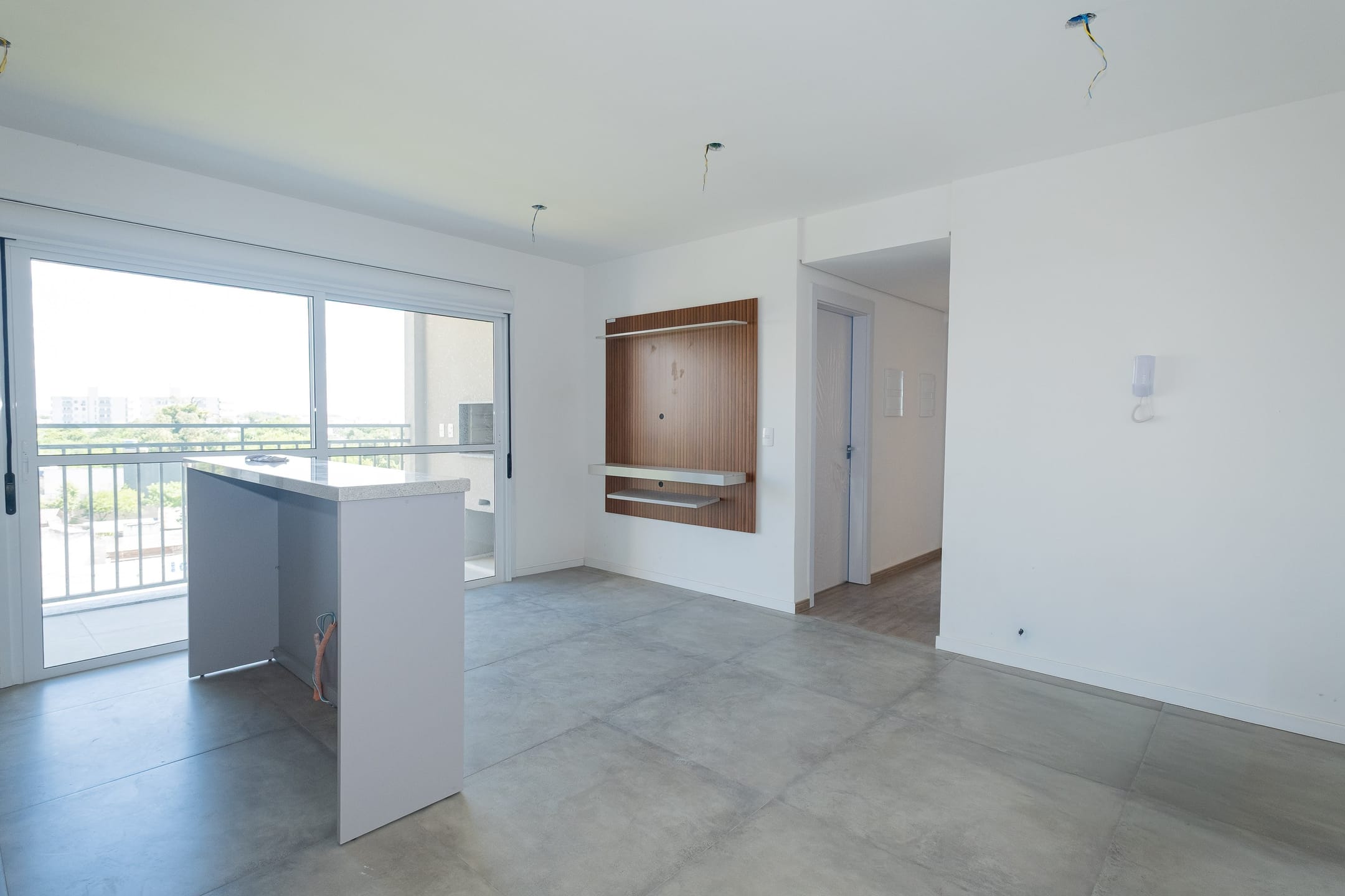 Apartamento semimobiliado à venda no Smart Urban Club, Areal - com 74 m², 3 quartos (sendo 1 suíte), sacada com churrasqueira e ótima posição solar.