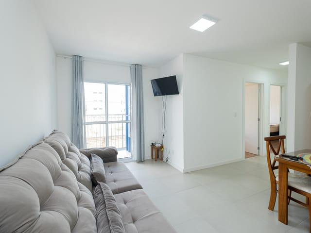 Foto do Apartamento - Apartamento mobiliado com sacada e churrasqueira, vaga de garagem privativa e localização estratégica para estudantes no Condomínio Praça XX. | UP Imóveis