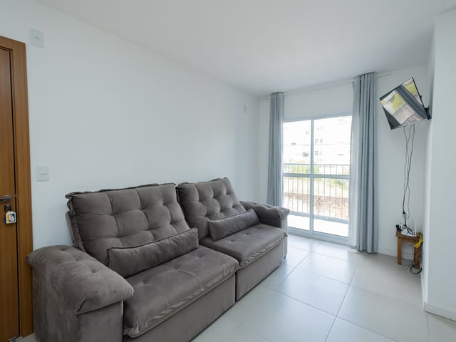 Foto do Apartamento - Apartamento mobiliado com sacada e churrasqueira, vaga de garagem privativa e localização estratégica para estudantes no Condomínio Praça XX. | UP Imóveis