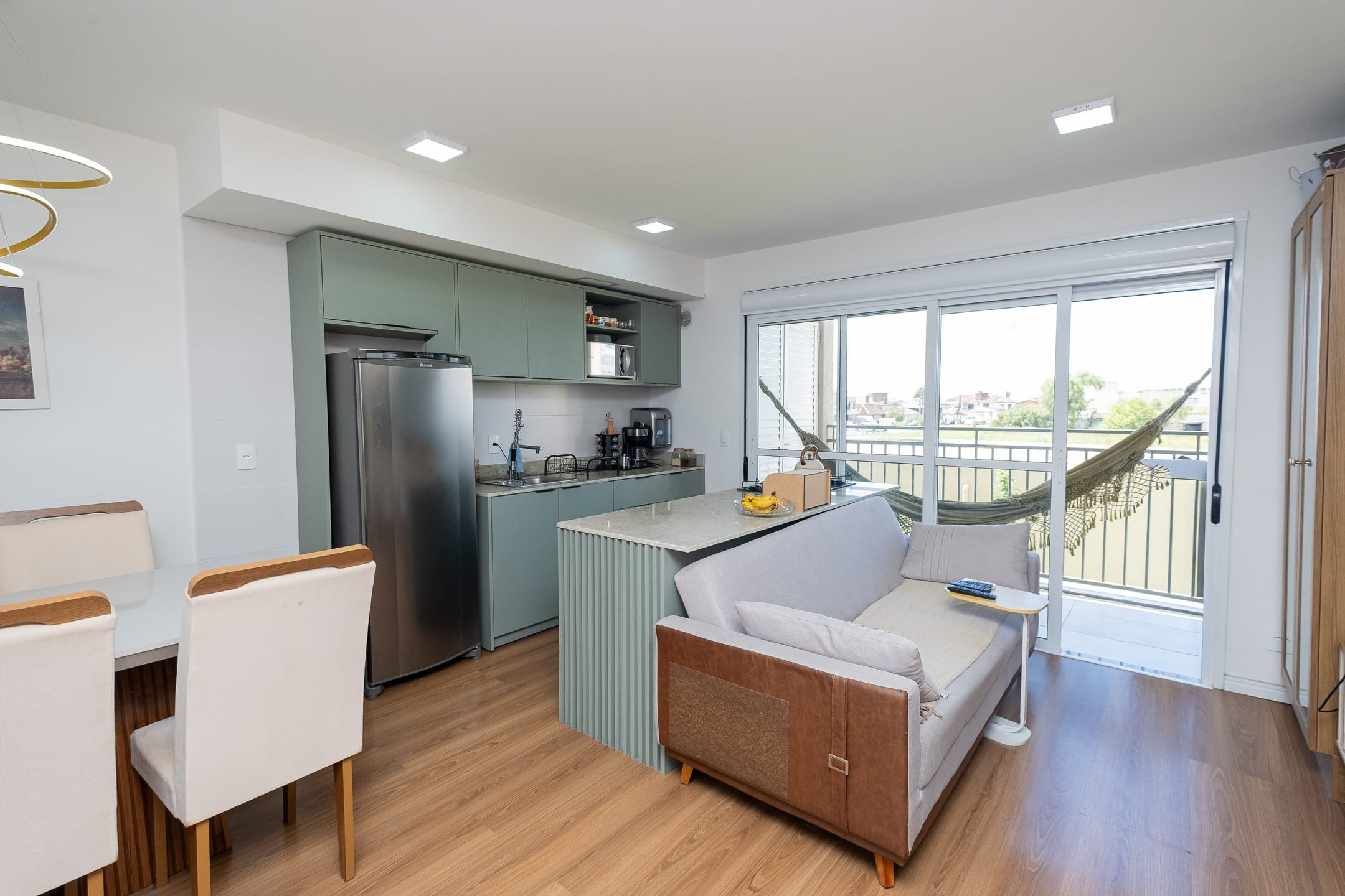 Apartamento com 2 Quartos, Suíte, Móveis Planejados e Sacada com Churrasqueira no Smart Urban Club - Areal, Pelotas/RS