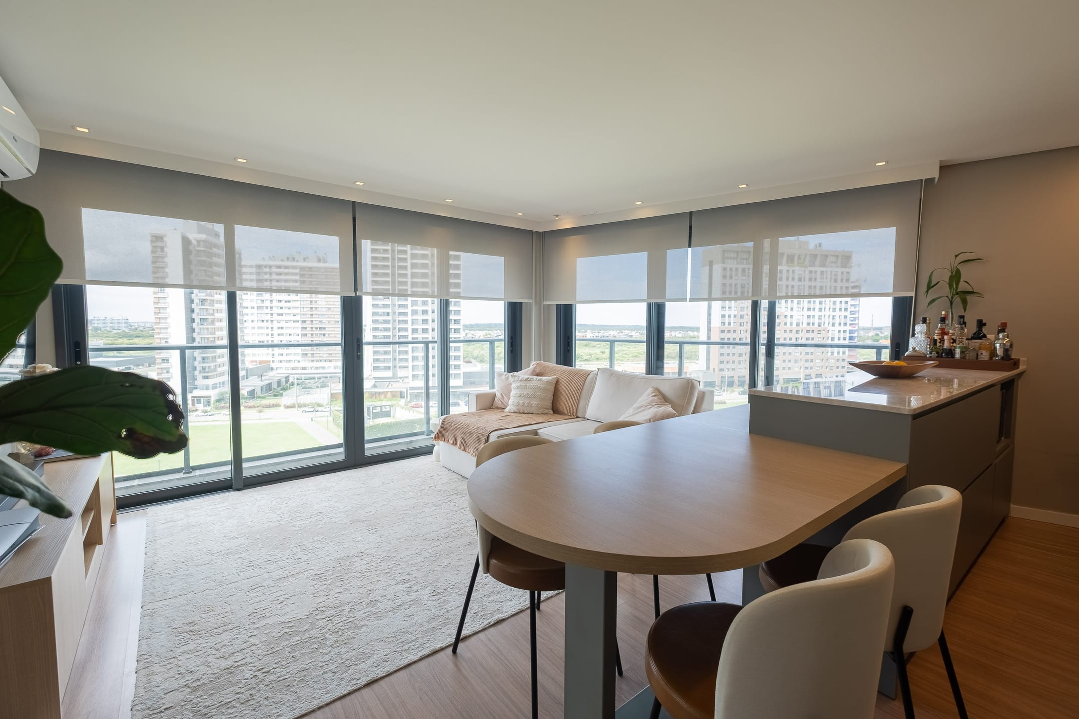 Apartamento mobiliado à venda no Inn, Parque Una - 96 m², 2 quartos (sendo 1 suíte), móveis planejados e área de lazer com churrasqueira.