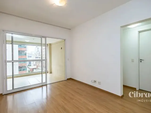Apartamento 2 quartos e 2 banheiros, para alugar, no bairro Centro em Curitiba