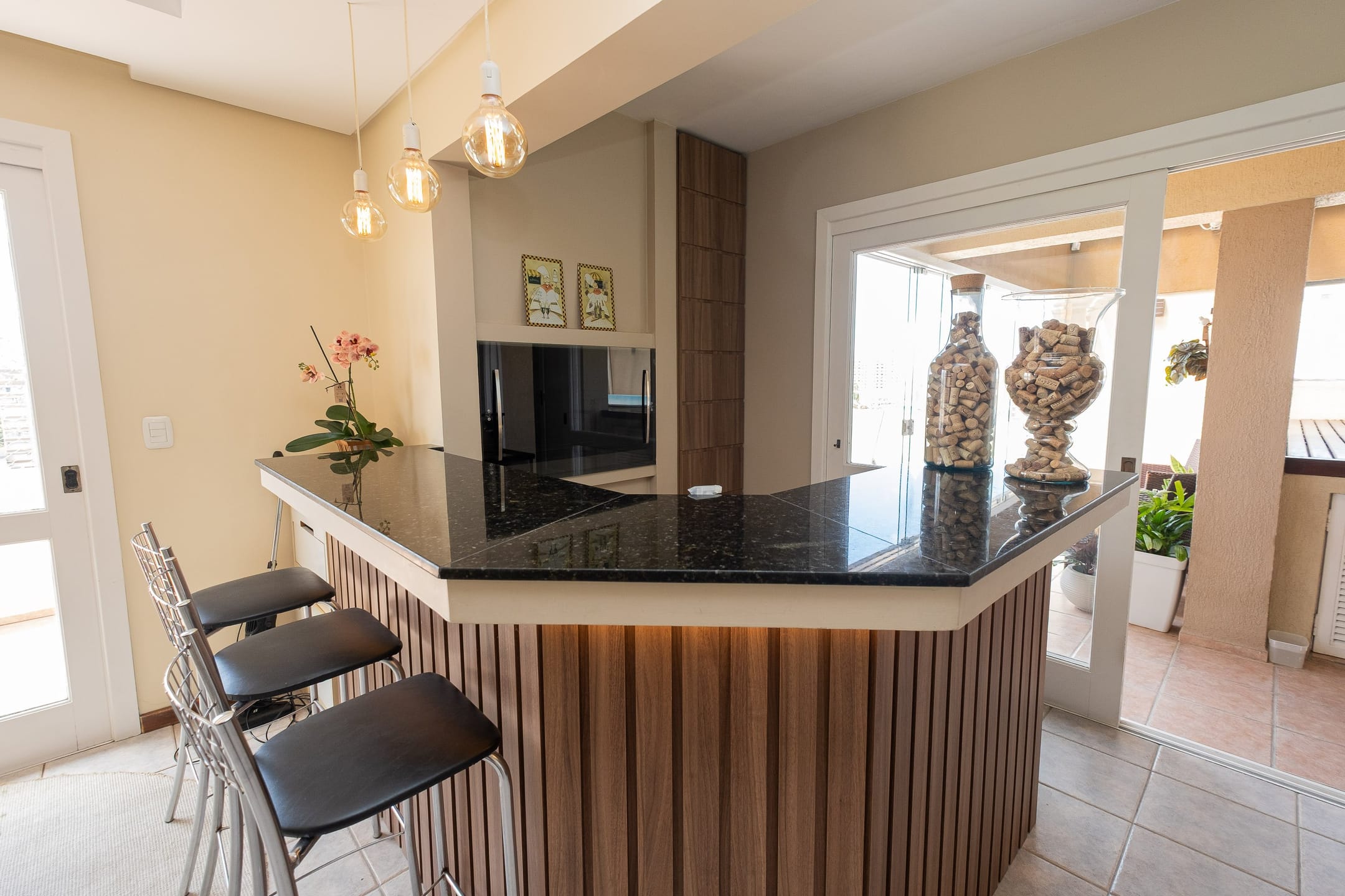 Duplex alto padrão no Centro com piscina privativa, 4 dormitórios, 2 suítes e área gourmet – exclusividade no Ed. Dona Helena - 25