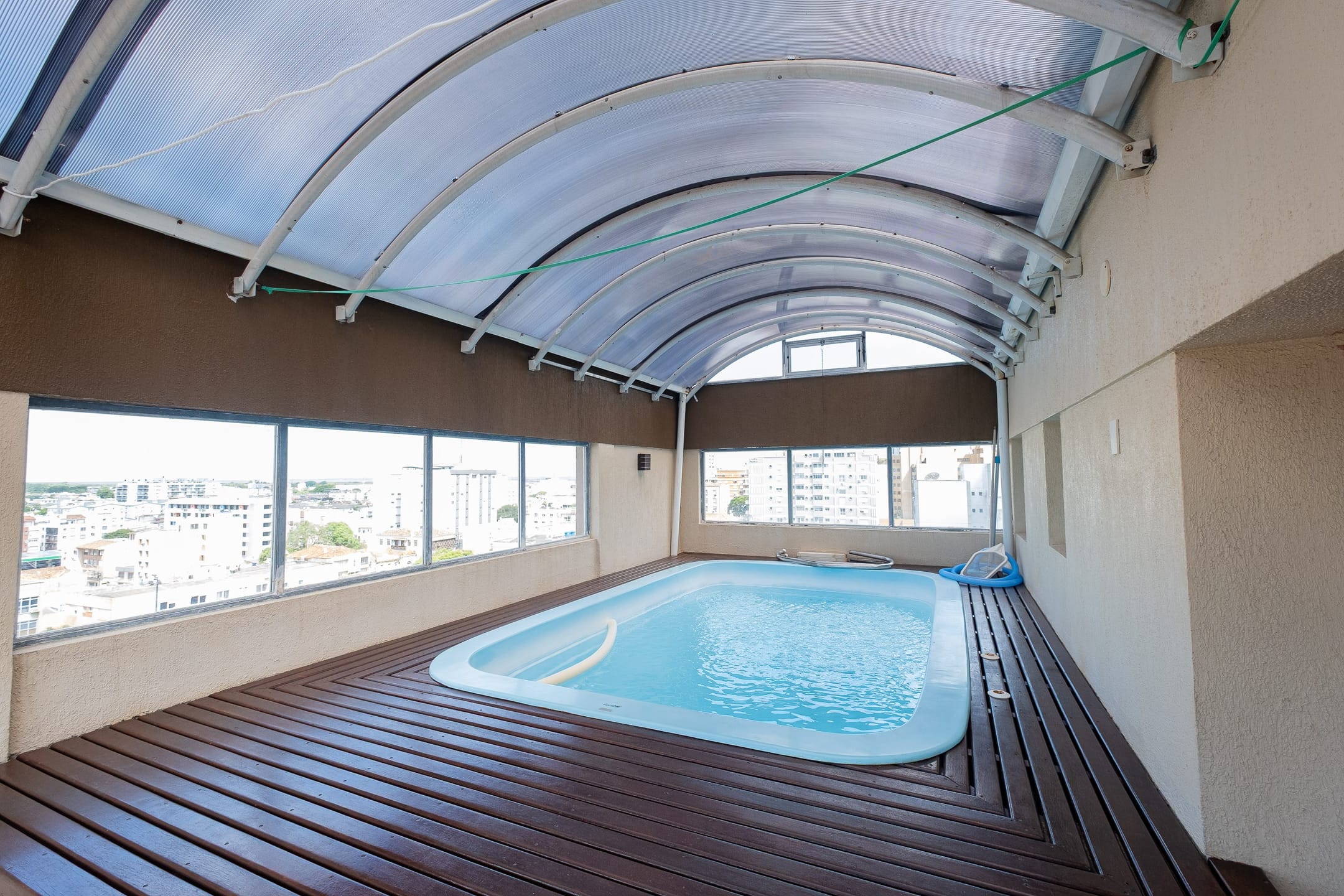 Duplex alto padrão no Centro com piscina privativa, 4 dormitórios, 2 suítes e área gourmet – exclusividade no Ed. Dona Helena - 27