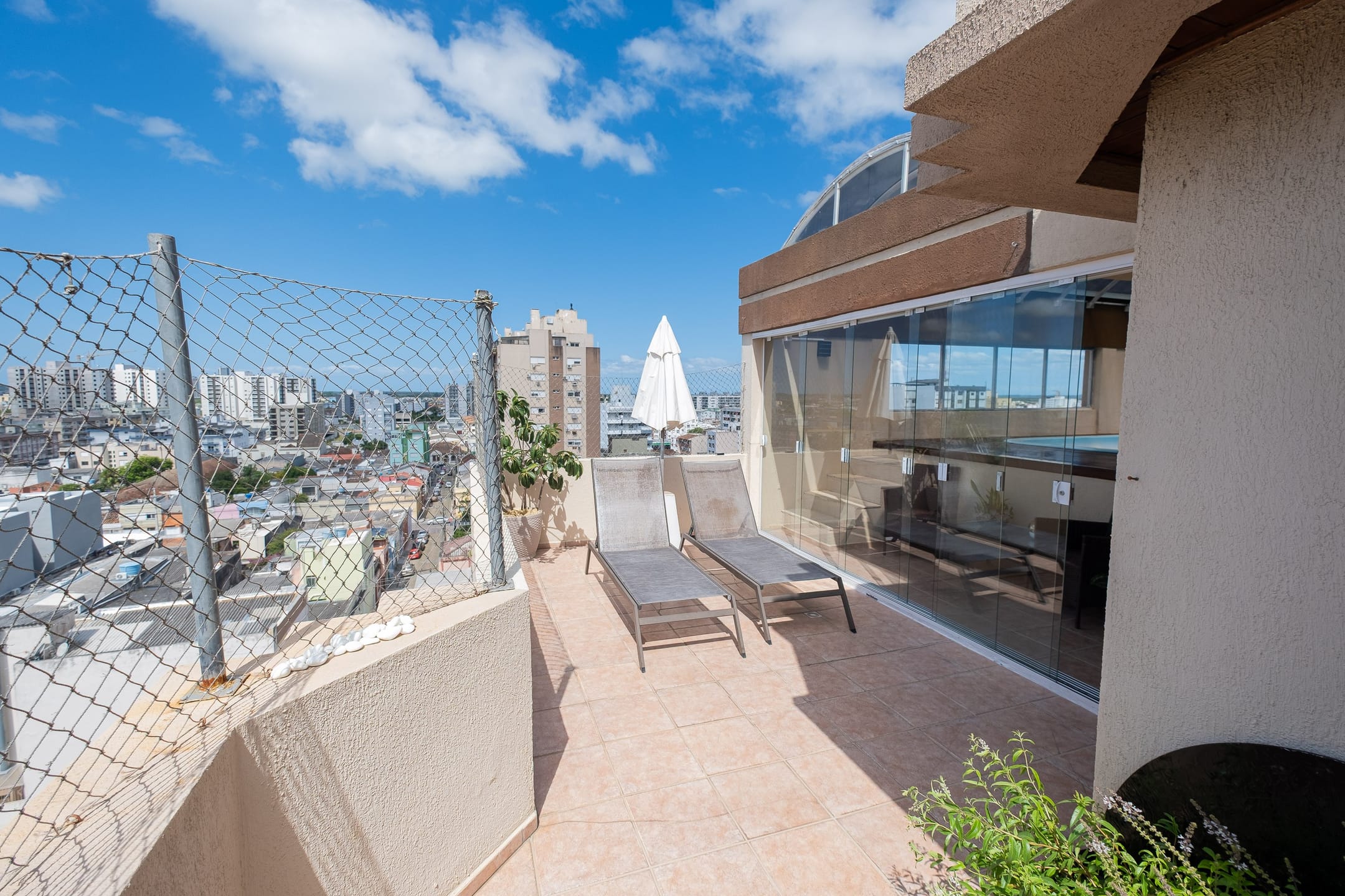 Duplex alto padrão no Centro com piscina privativa, 4 dormitórios, 2 suítes e área gourmet – exclusividade no Ed. Dona Helena - 29
