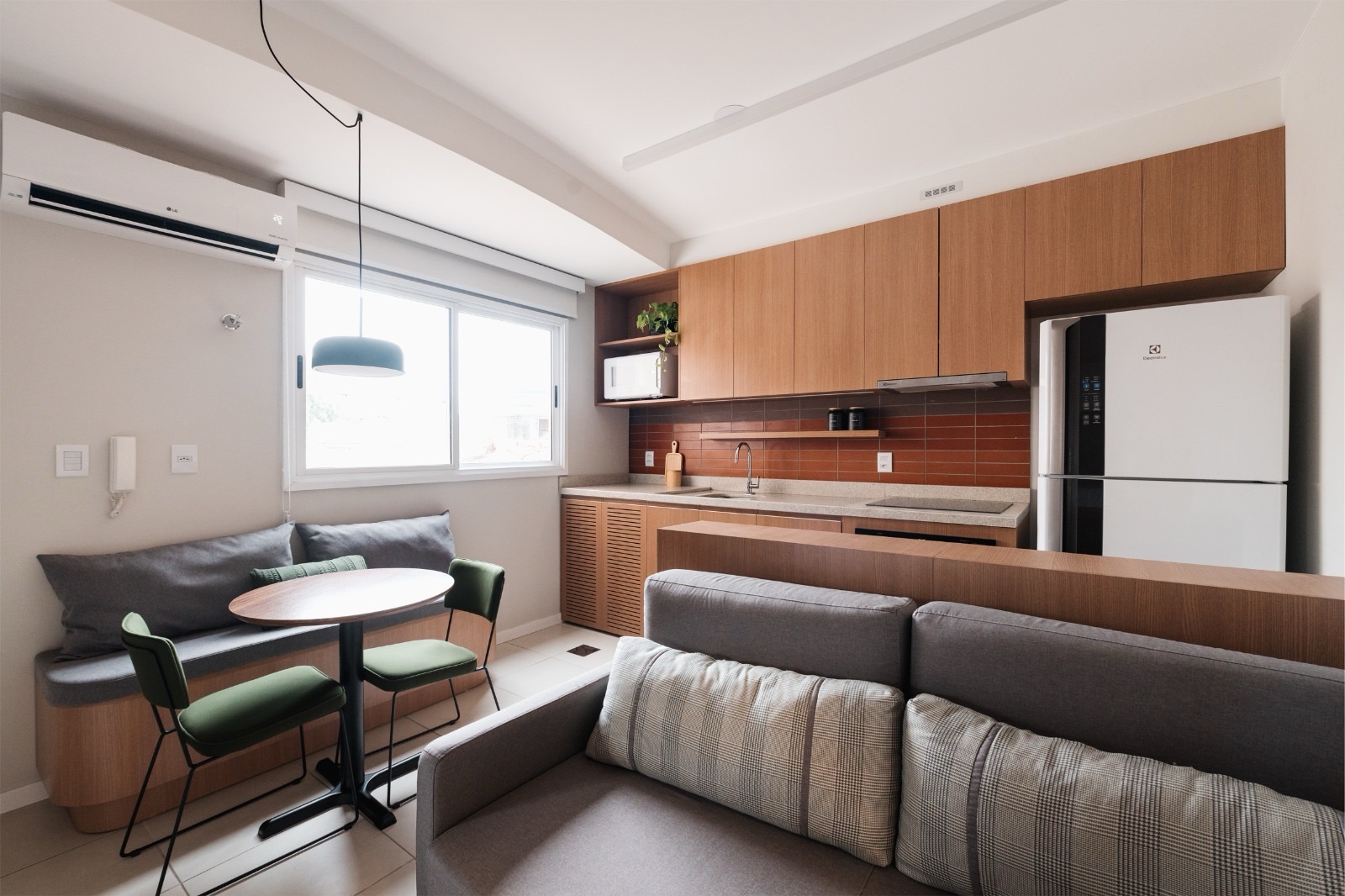 Apartamento mobiliado à venda no Condomínio Solar da Luz, Centro - 39 m², 1 quarto, piso porcelanato e ótima posição solar.