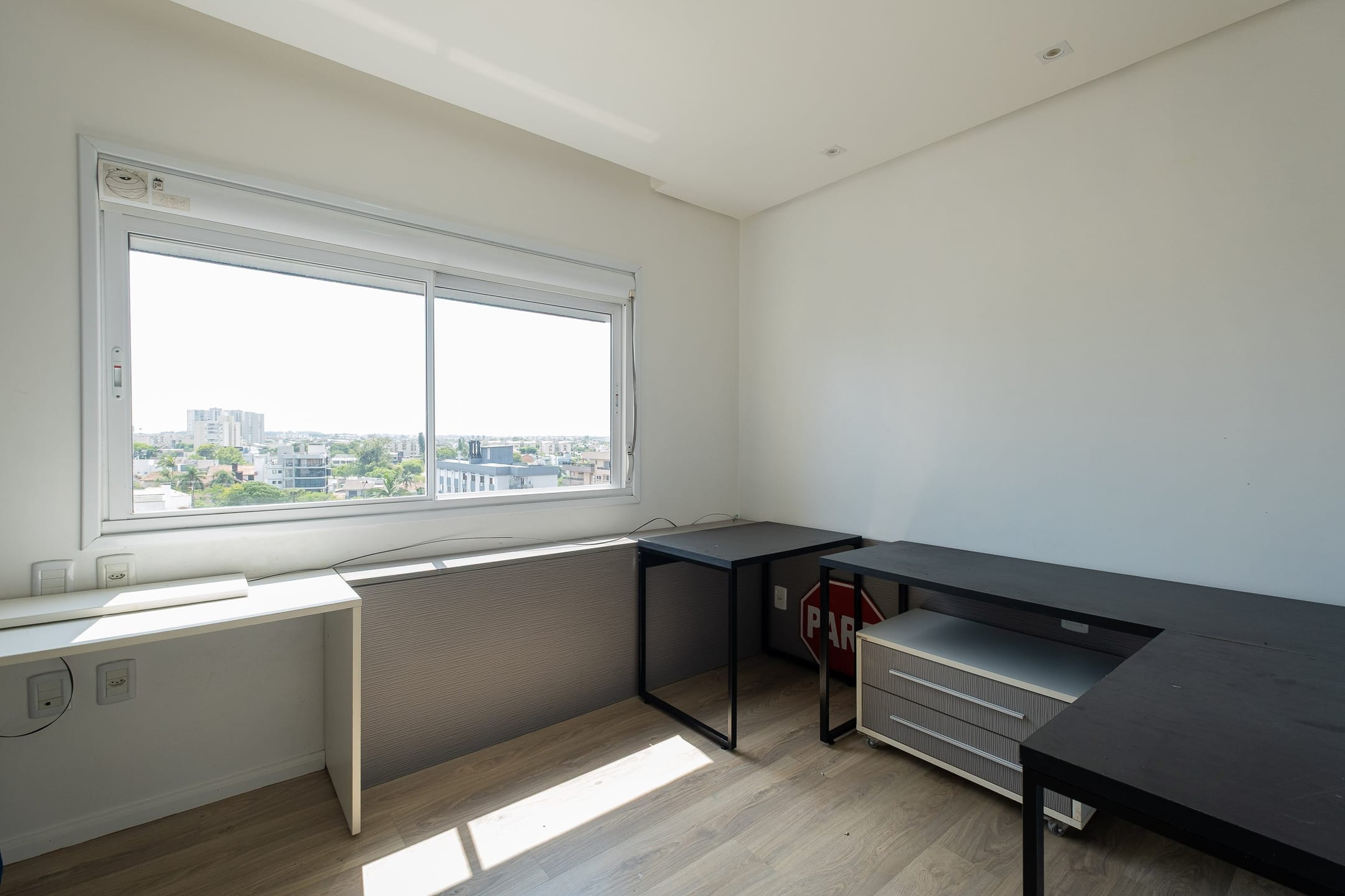Apartamento mobiliado à venda no Edifício Manhattan, Centro - 115 m², 2 quartos (sendo 1 suíte), lareira e sacada com churrasqueira. - 10