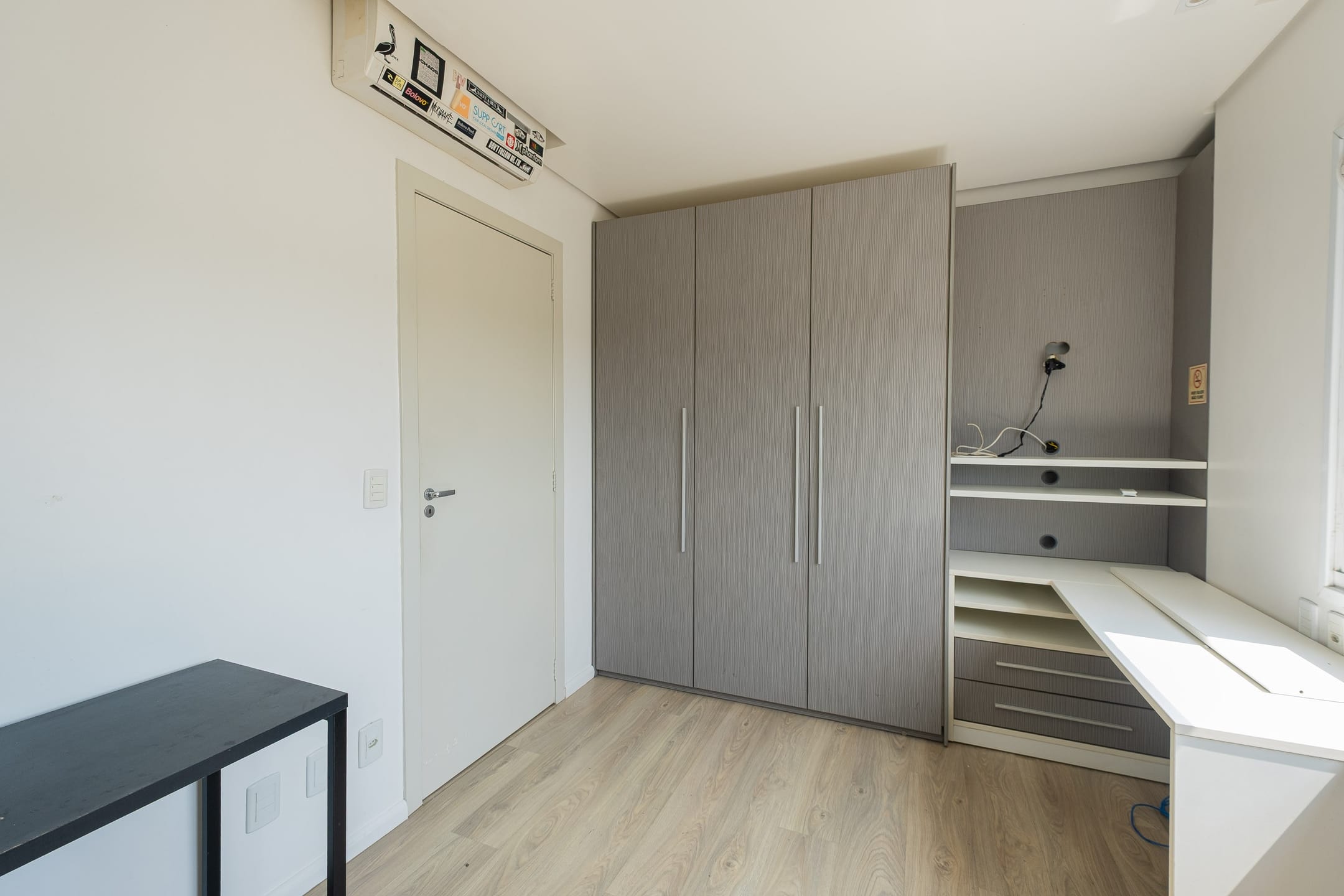 Apartamento mobiliado à venda no Edifício Manhattan, Centro - 115 m², 2 quartos (sendo 1 suíte), lareira e sacada com churrasqueira. - 11