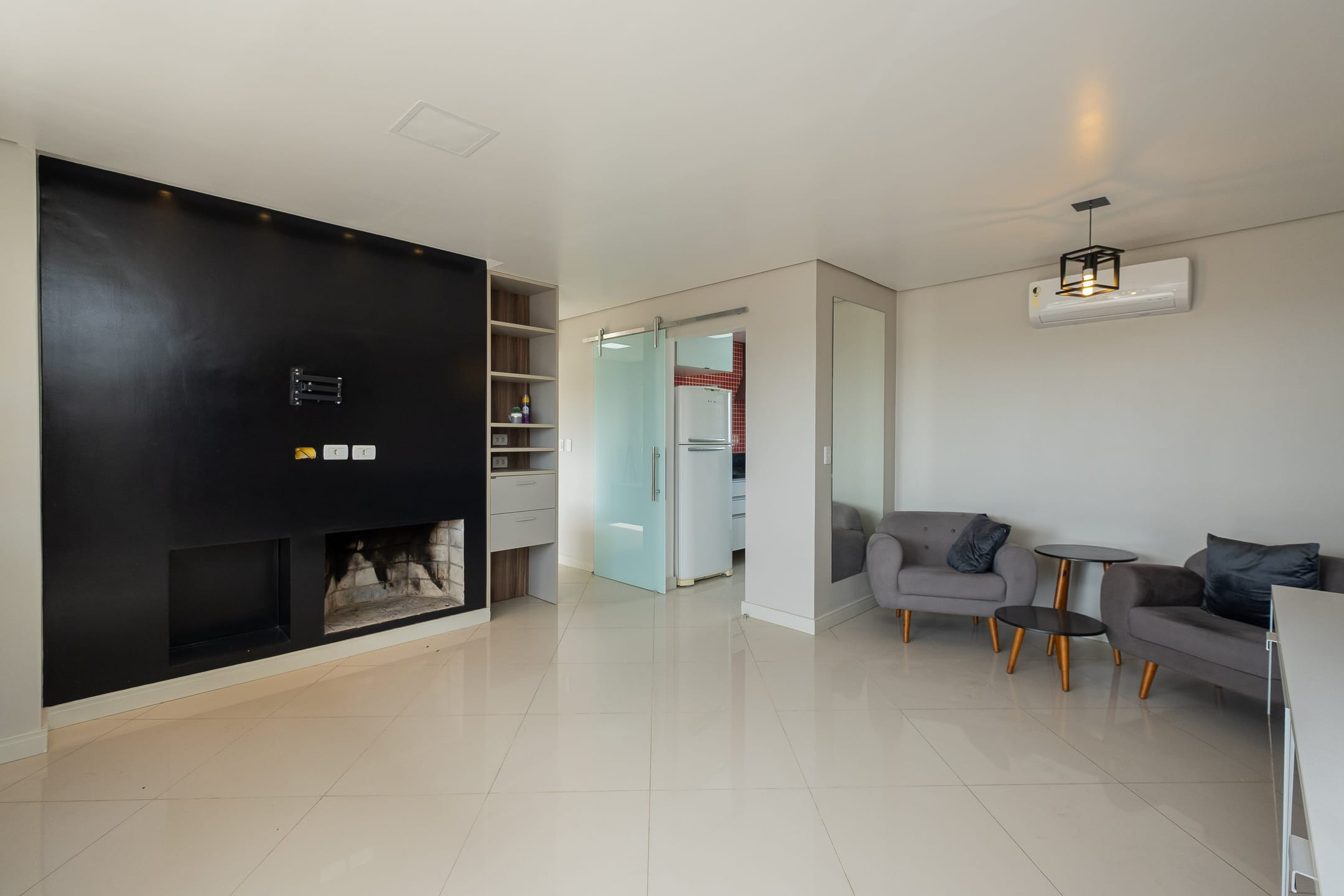 Apartamento mobiliado à venda no Edifício Manhattan, Centro - 115 m², 2 quartos (sendo 1 suíte), lareira e sacada com churrasqueira.