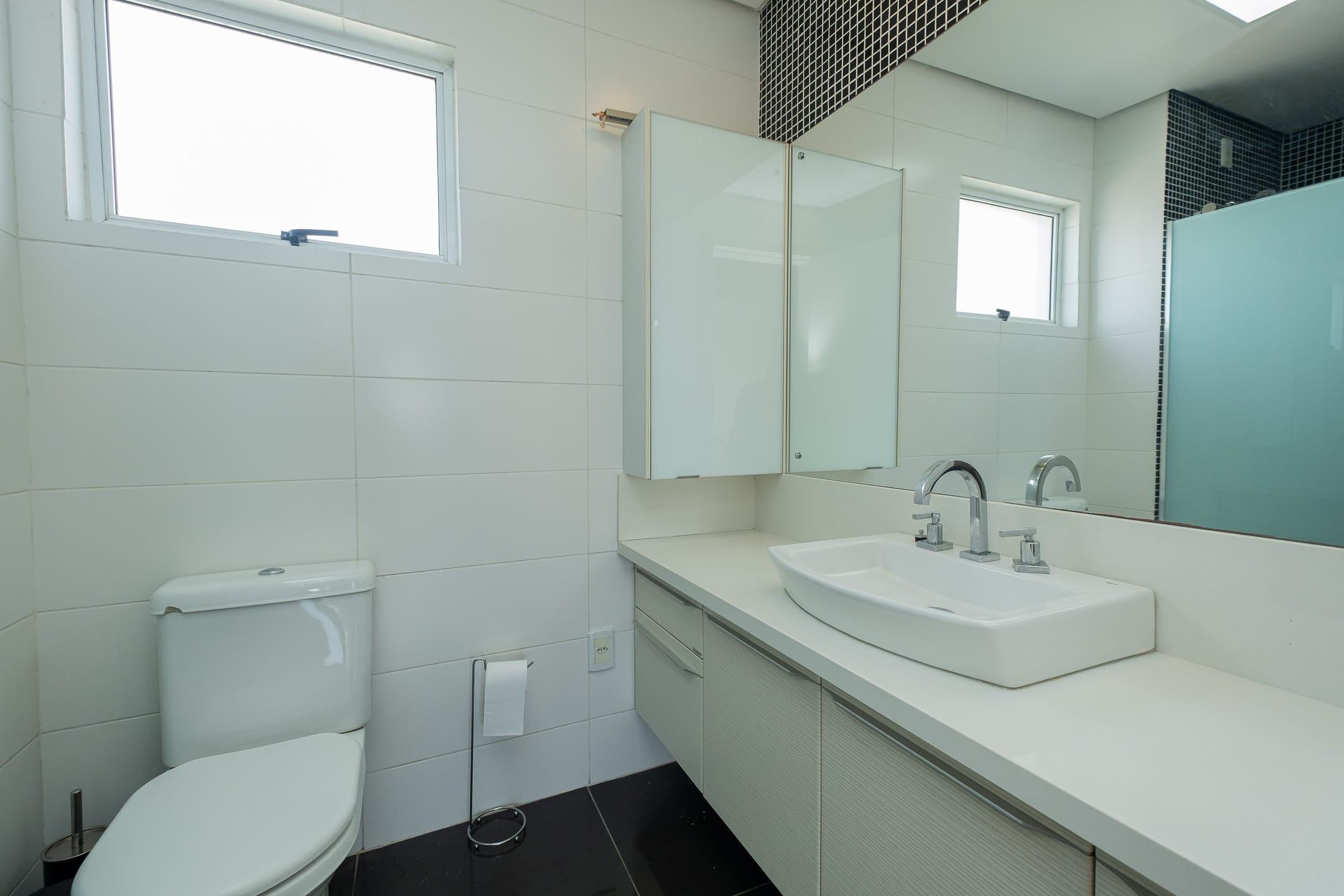 Apartamento mobiliado à venda no Edifício Manhattan, Centro - 115 m², 2 quartos (sendo 1 suíte), lareira e sacada com churrasqueira. - 12