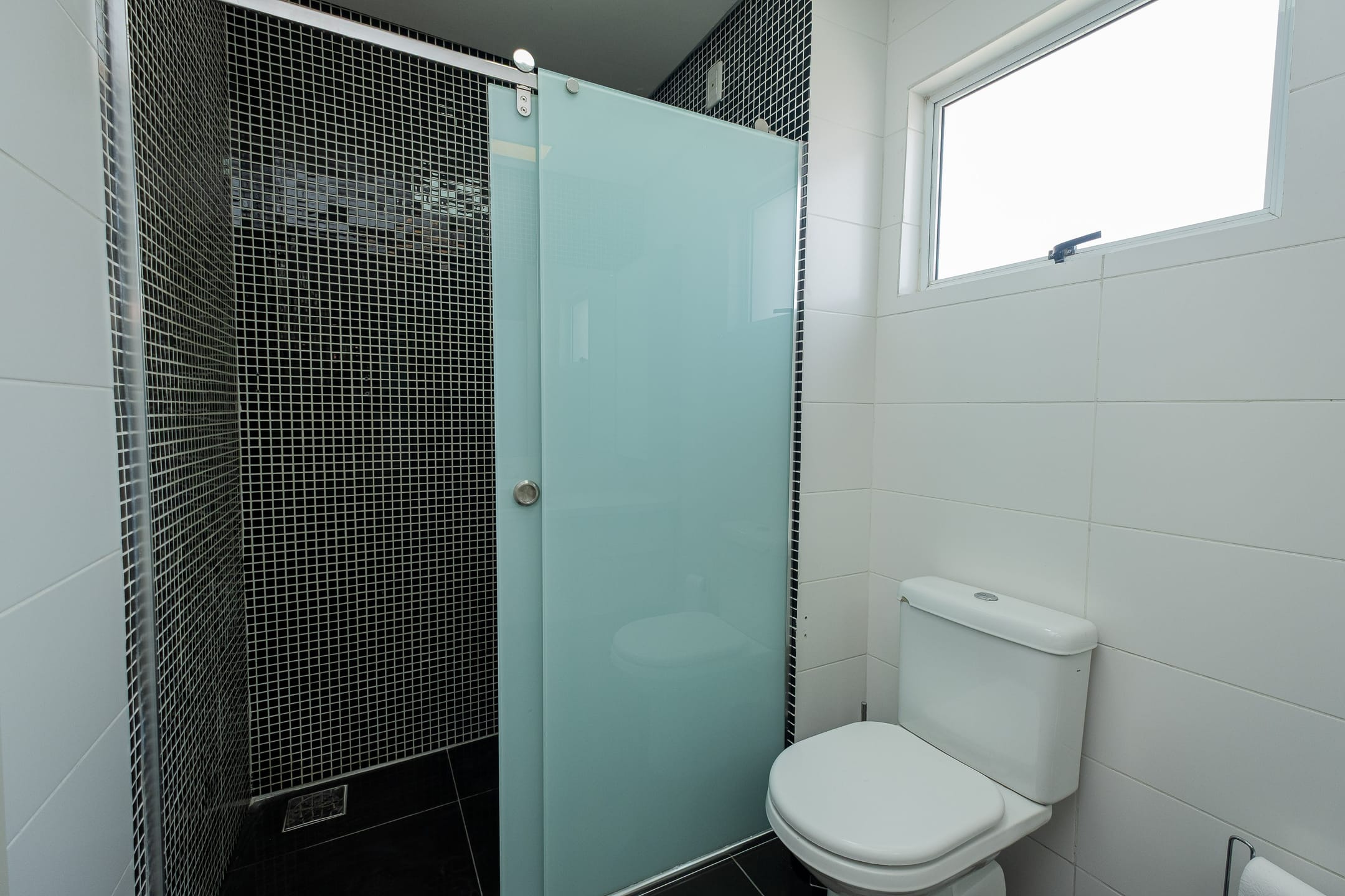 Apartamento mobiliado à venda no Edifício Manhattan, Centro - 115 m², 2 quartos (sendo 1 suíte), lareira e sacada com churrasqueira. - 13