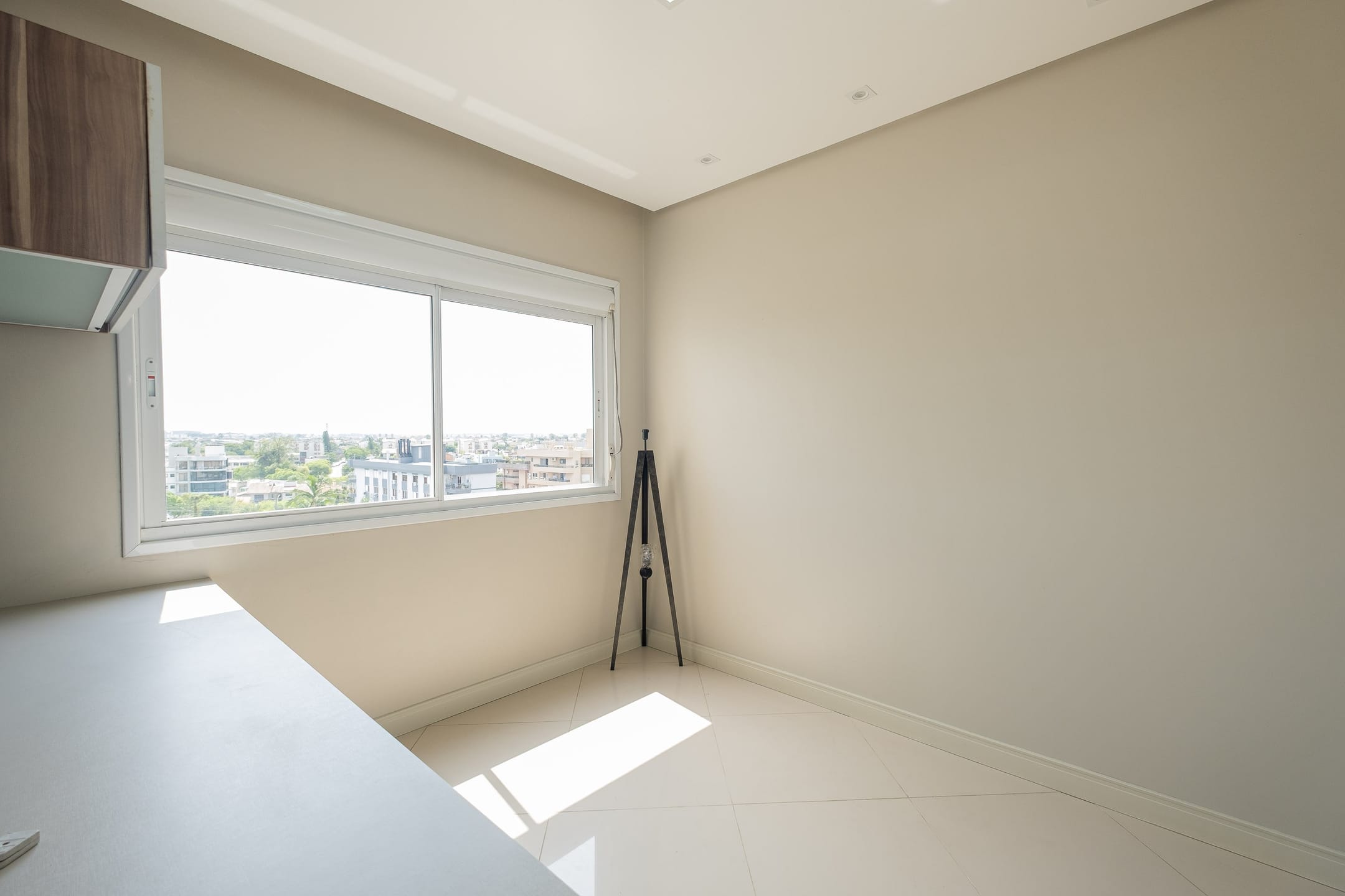 Apartamento mobiliado à venda no Edifício Manhattan, Centro - 115 m², 2 quartos (sendo 1 suíte), lareira e sacada com churrasqueira. - 14