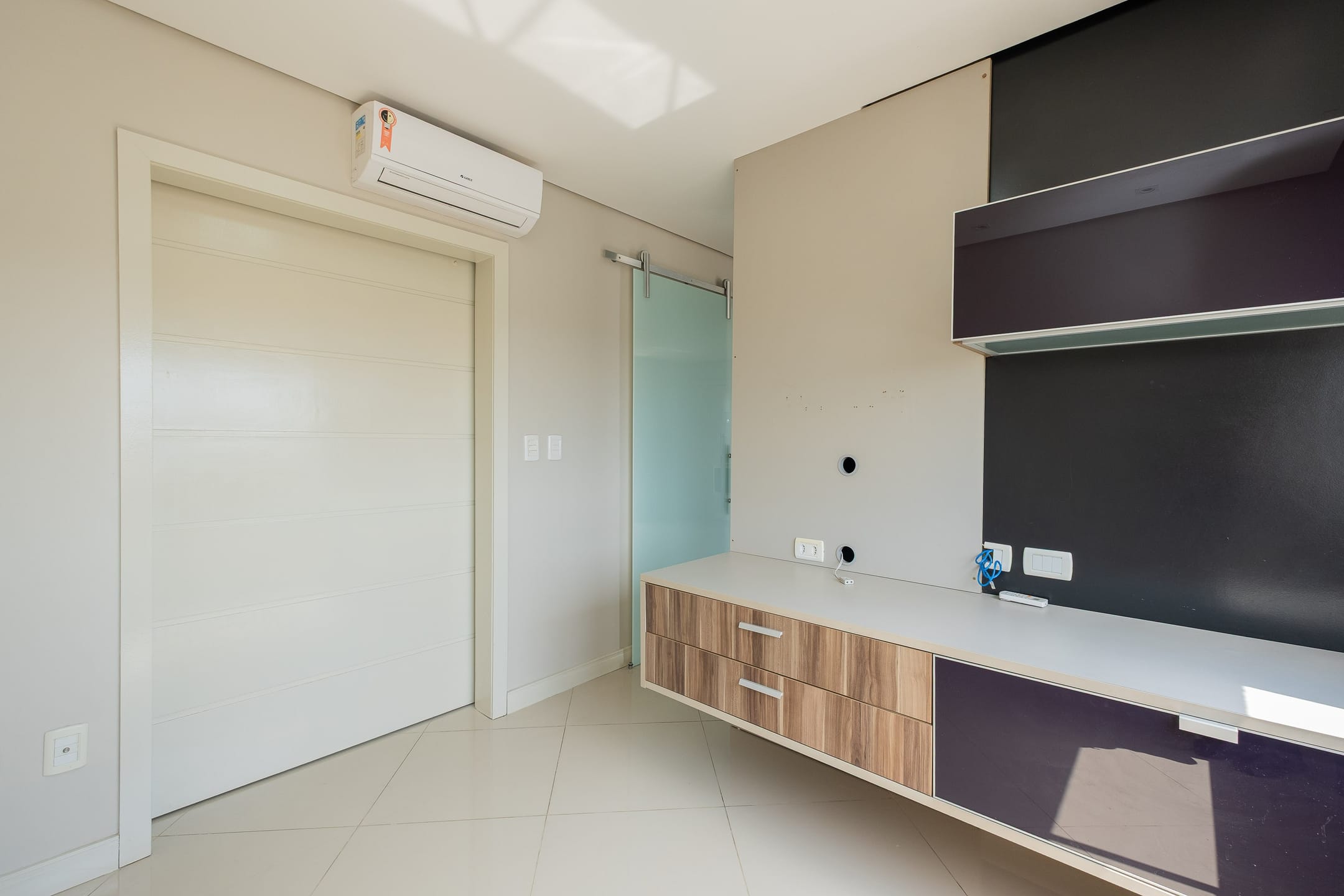 Apartamento mobiliado à venda no Edifício Manhattan, Centro - 115 m², 2 quartos (sendo 1 suíte), lareira e sacada com churrasqueira. - 15