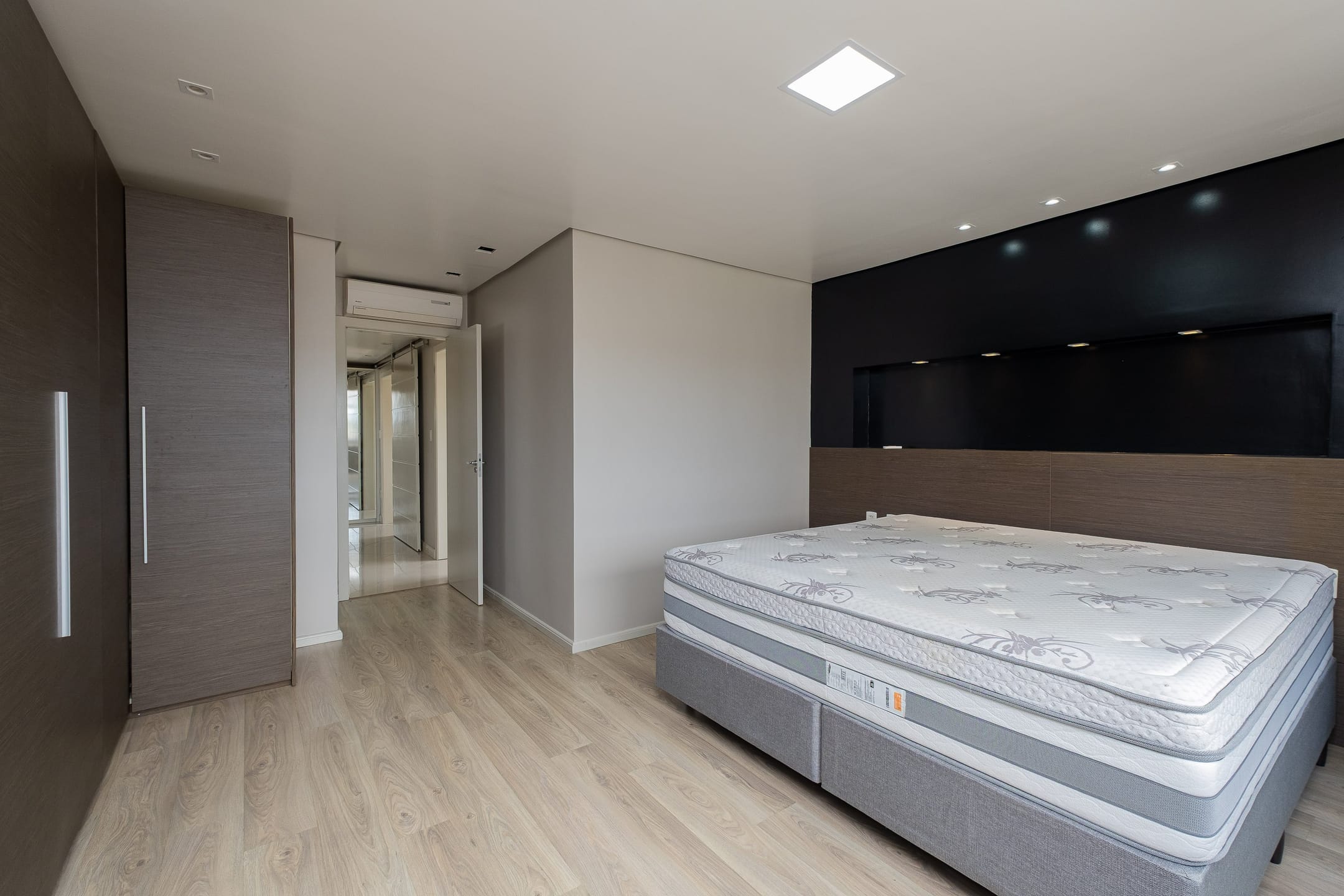 Apartamento mobiliado à venda no Edifício Manhattan, Centro - 115 m², 2 quartos (sendo 1 suíte), lareira e sacada com churrasqueira. - 8