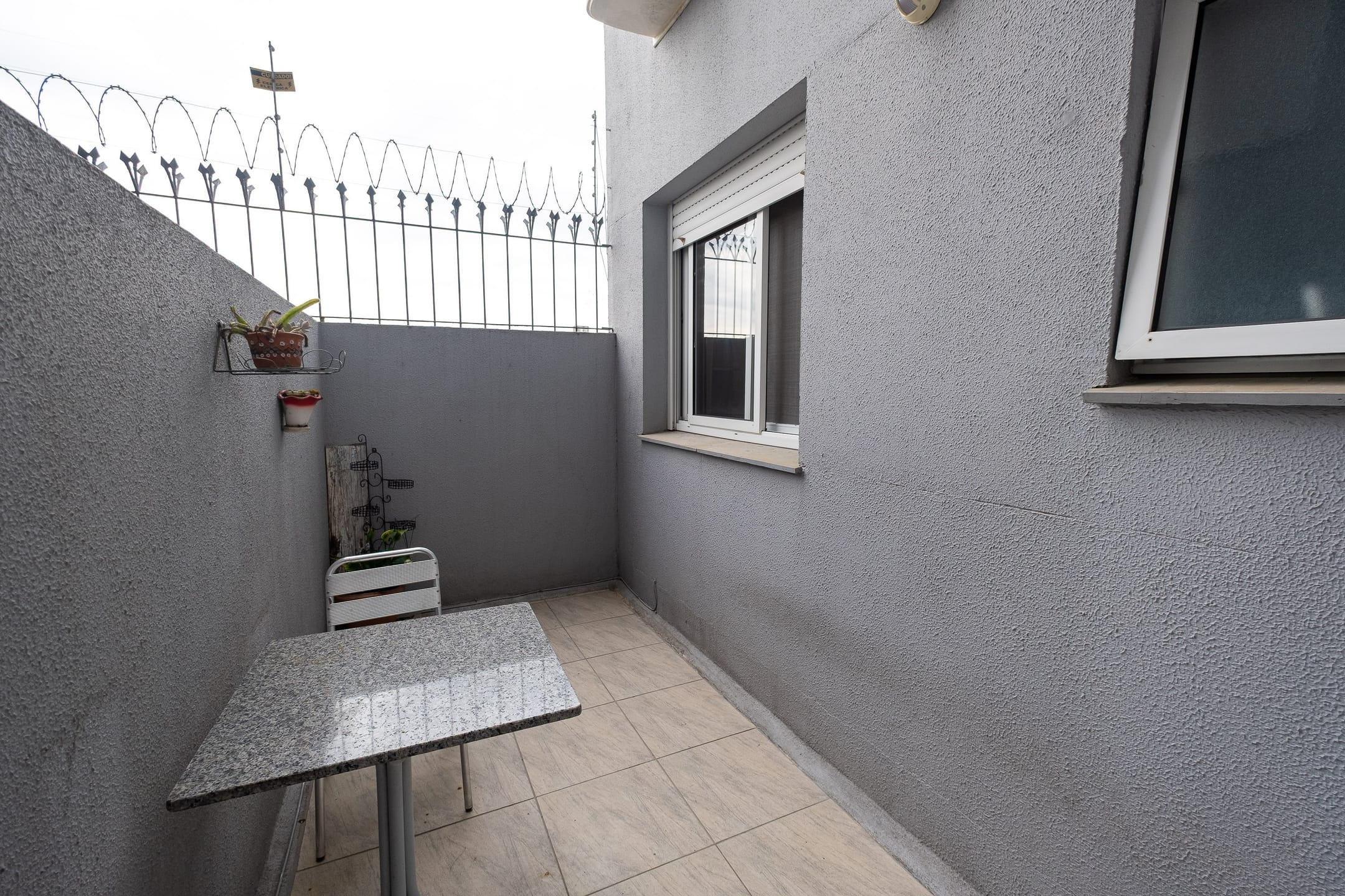 Apartamento à venda no centro de Pelotas - 60 m², 2 quartos, cozinha planejada, 2 varandas e piso laminado. - 12
