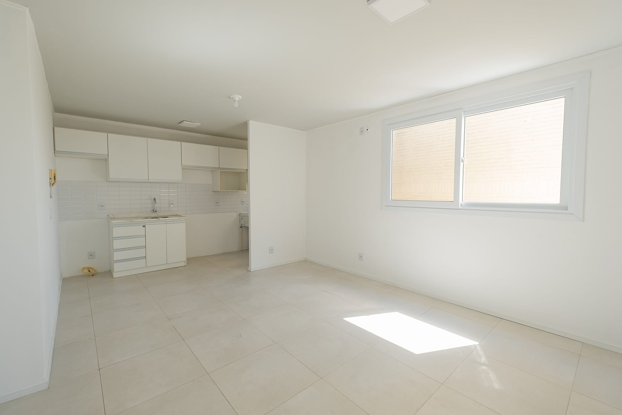 Apartamento de 2 Dormitórios Sendo 1 Suíte à Venda ou Aluguel no Centro de Pelotas RS com Ótima Localização, Conforto e Fácil Acesso a Serviços e Comércio