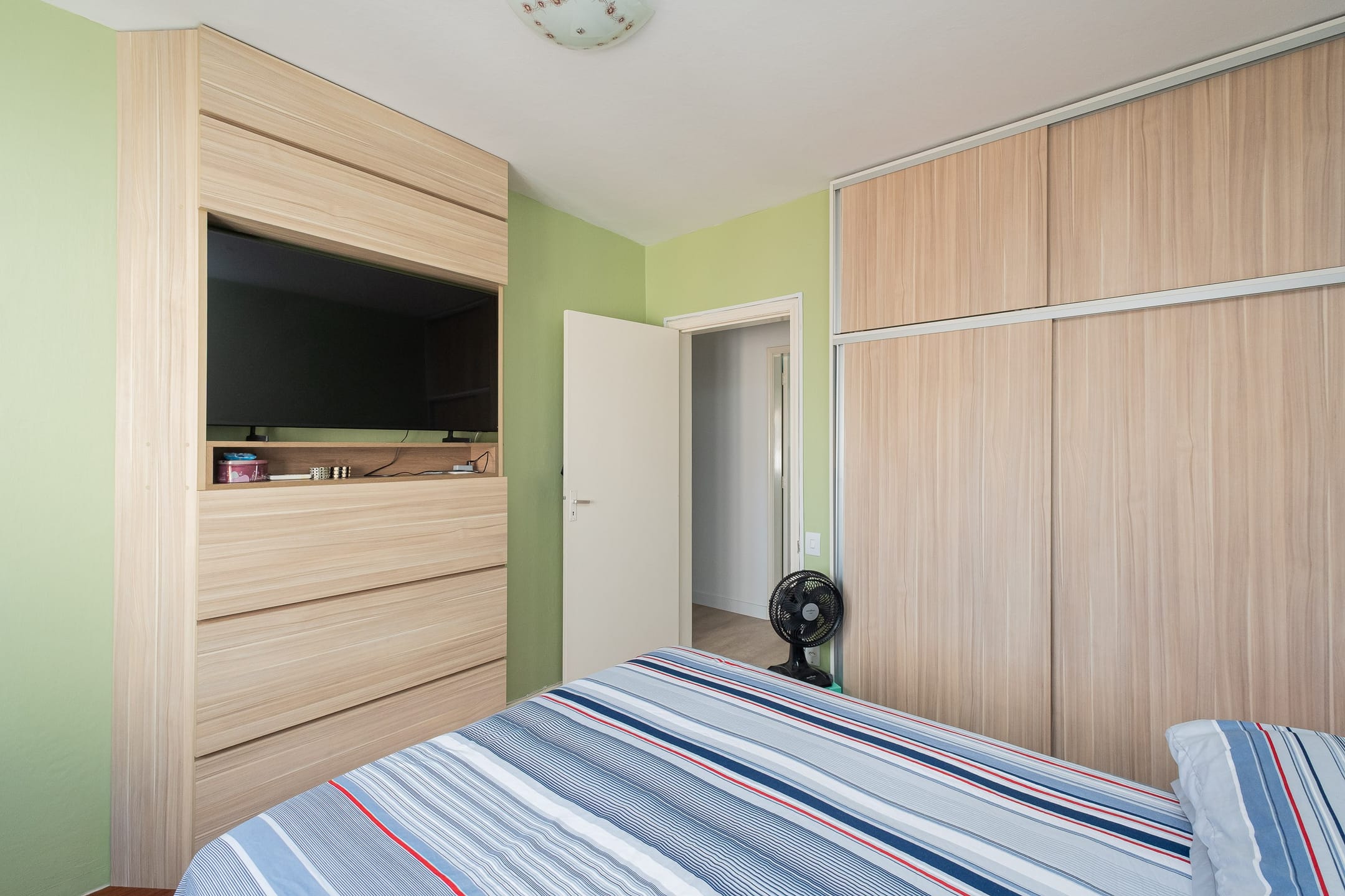 Apartamento à venda no centro de Pelotas - 107 m², 3 quartos (sendo 1 suíte), sacada, churrasqueira e vaga coberta. - 10
