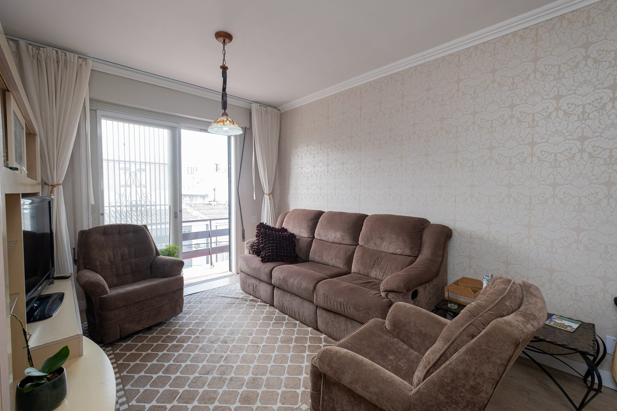 Apartamento à venda no centro de Pelotas - 107 m², 3 quartos (sendo 1 suíte), sacada, churrasqueira e vaga coberta.