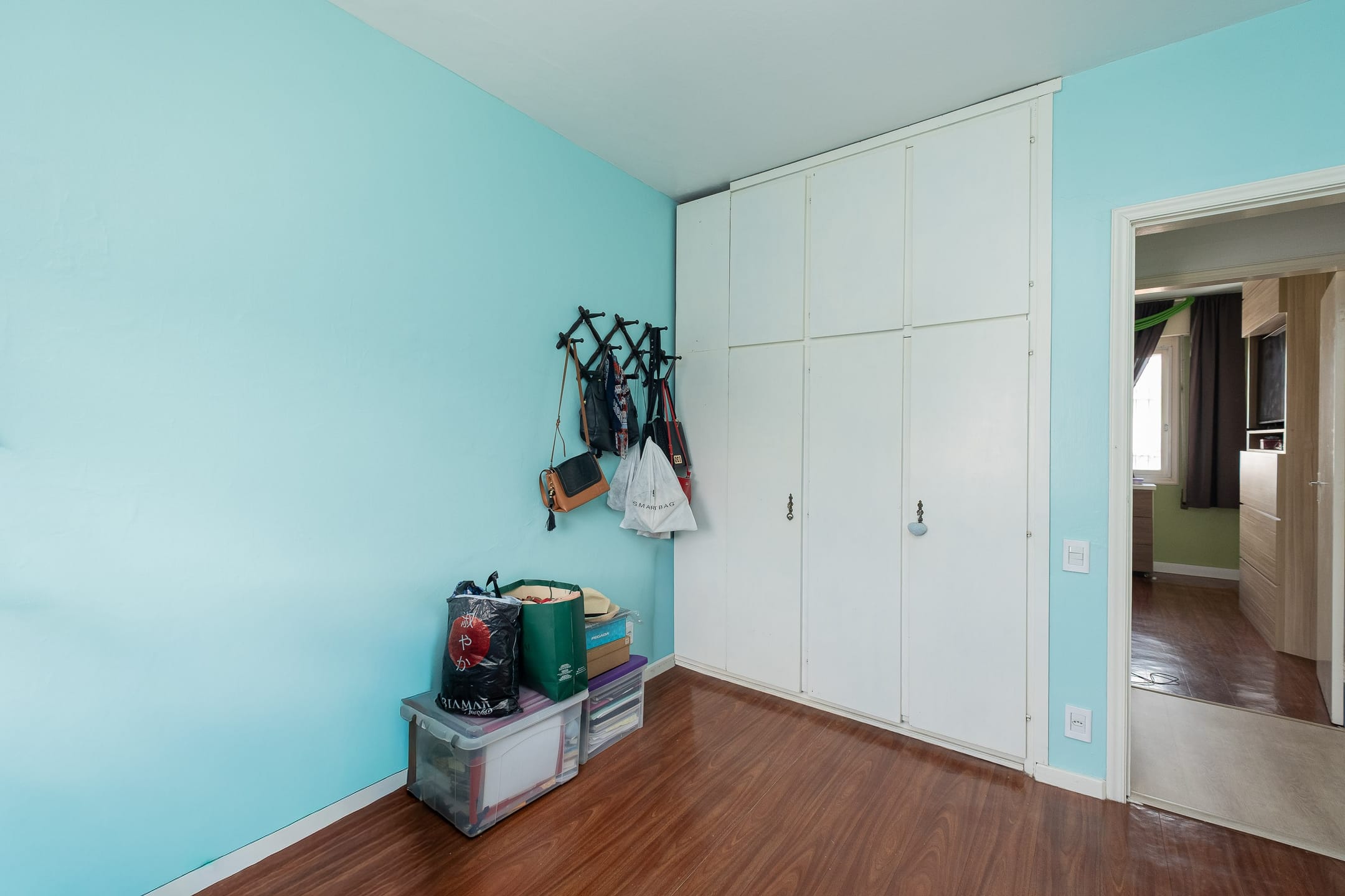 Apartamento à venda no centro de Pelotas - 107 m², 3 quartos (sendo 1 suíte), sacada, churrasqueira e vaga coberta. - 12